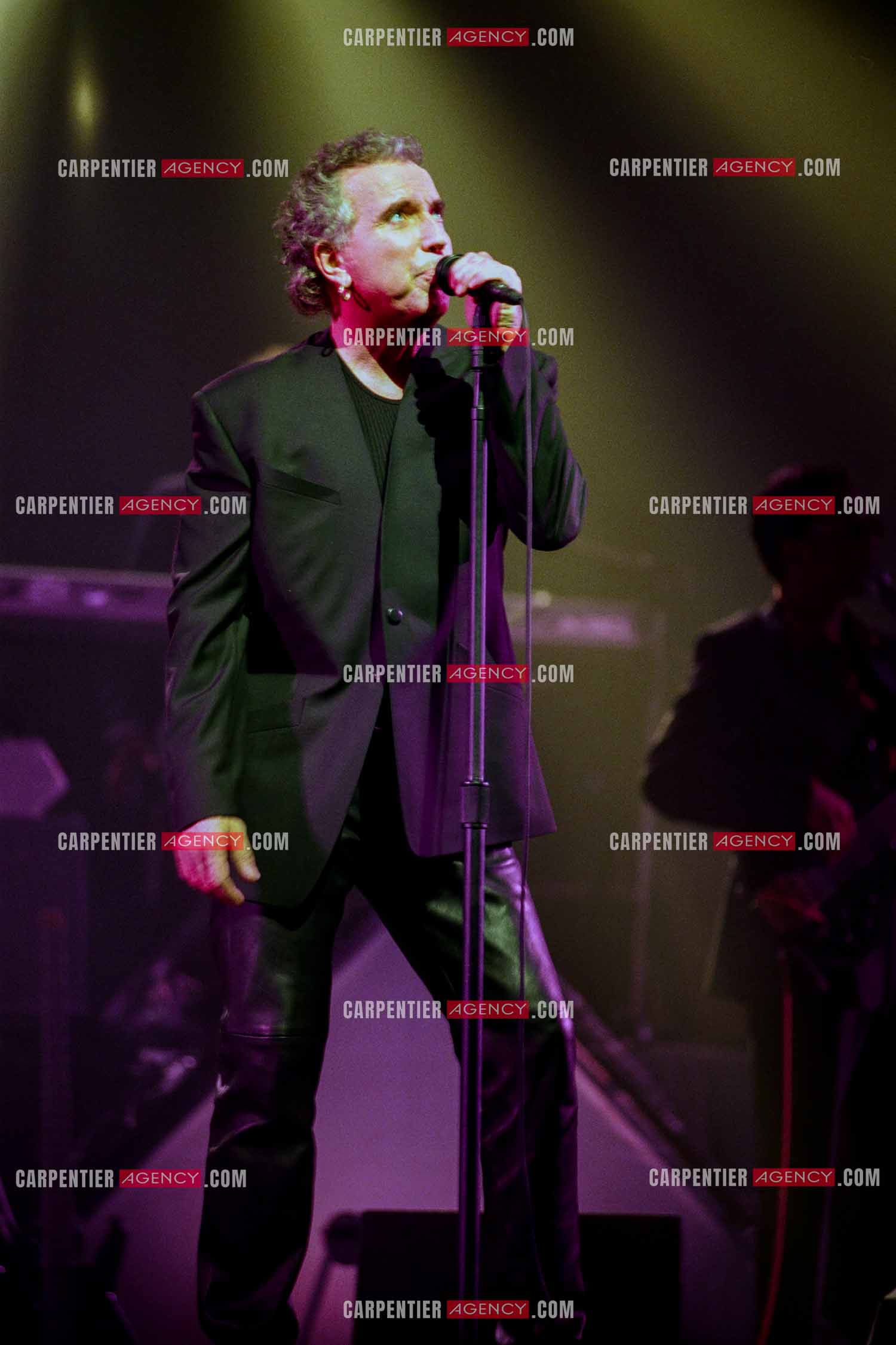 Le chanteur Bernard Lavilliers à l'Olympia le 11 février 1998.