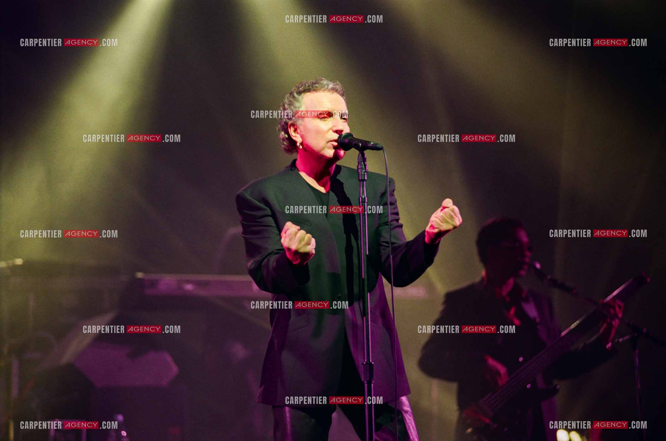 Le chanteur Bernard Lavilliers à l'Olympia le 11 février 1998.