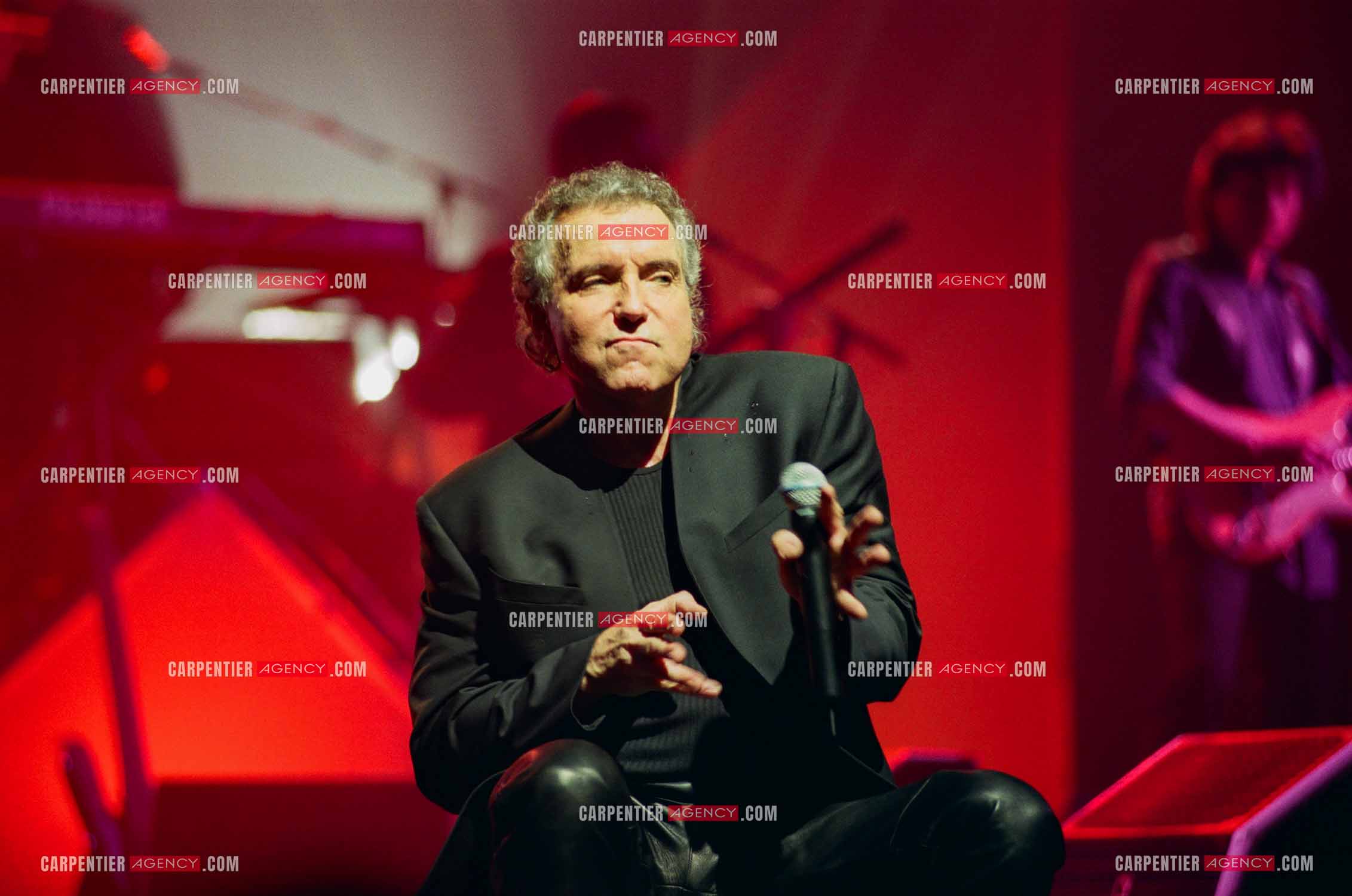 Le chanteur Bernard Lavilliers à l'Olympia le 11 février 1998.