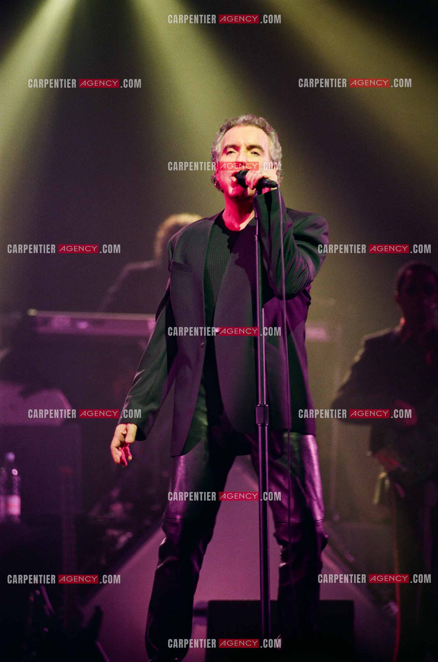 Le chanteur Bernard Lavilliers à l'Olympia le 11 février 1998.