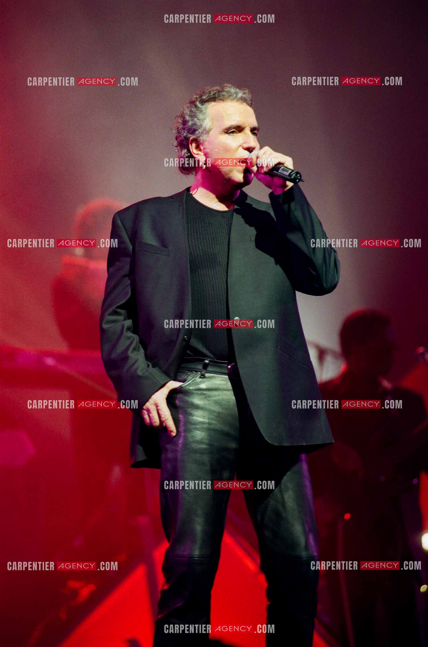 Le chanteur Bernard Lavilliers à l'Olympia le 11 février 1998.