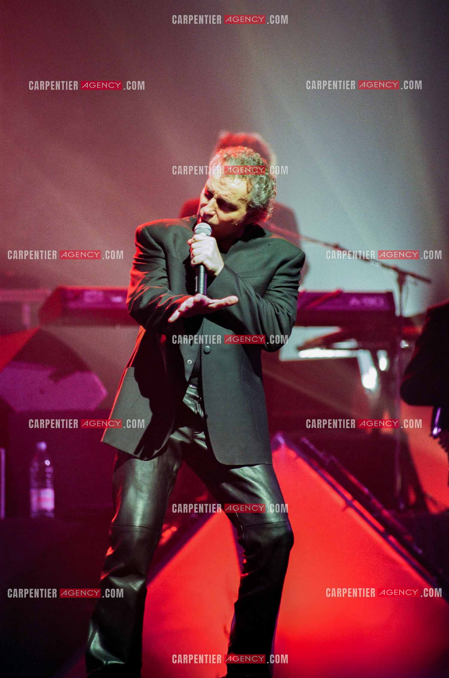 Le chanteur Bernard Lavilliers à l'Olympia le 11 février 1998.