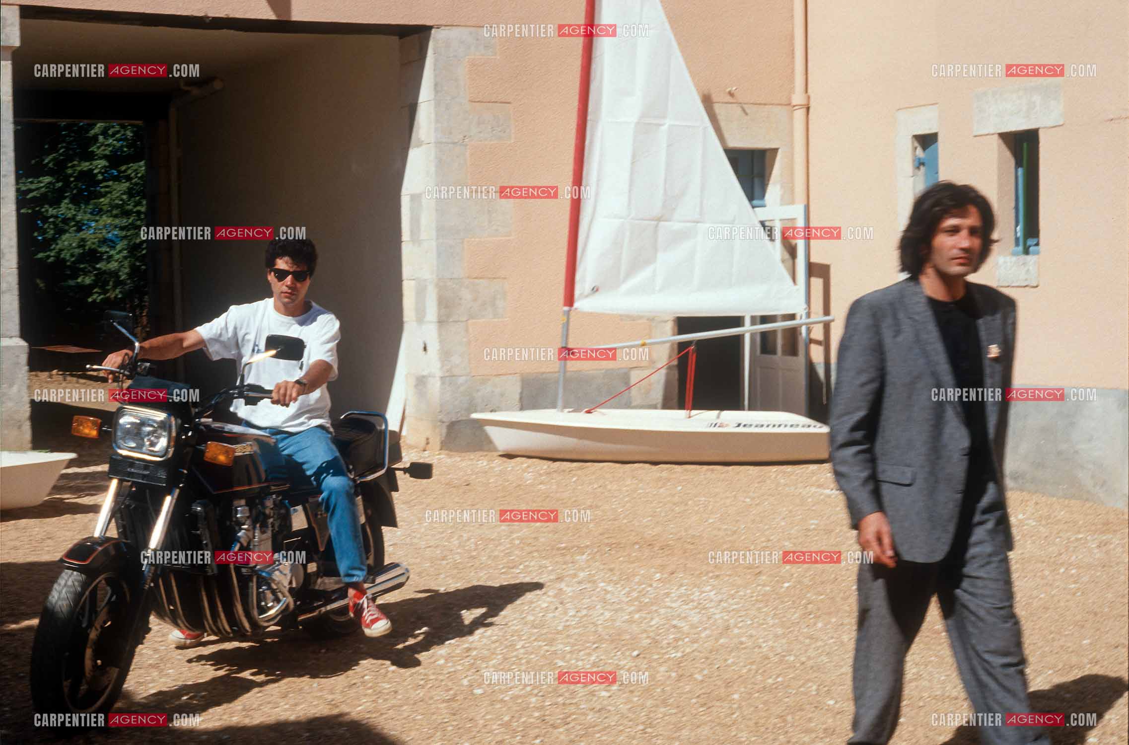 Jean-Luc Lahaye et sa femme Aurélie inaugurent un nouveau centre pour que les jeunes défavorisés “ Cent Familles “ puissent venir en colonie de vacances à la Coquille en Dordogne dans l'ancien monastère bouddhiste zen Kanshôji. Jean-Luc et le chanteur Gérard Blanchard. ( Exclusif )