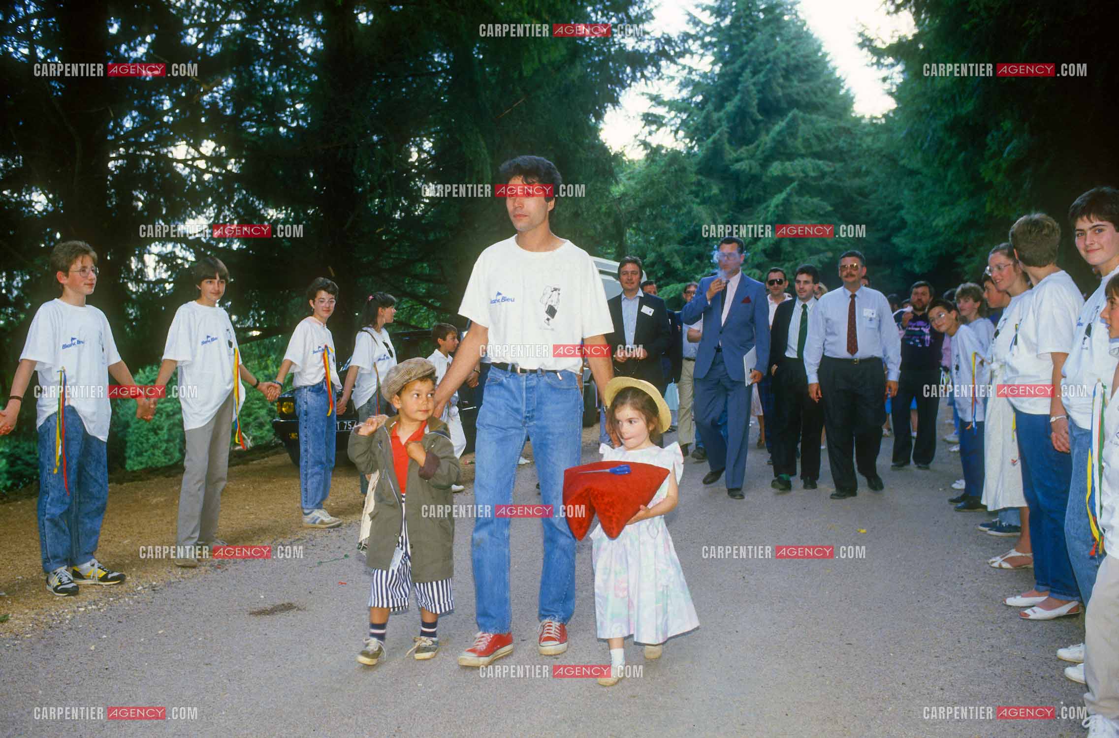 Jean-Luc Lahaye et sa femme Aurélie inaugurent un nouveau centre pour que les jeunes défavorisés “ Cent Familles “ puissent venir en colonie de vacances à la Coquille en Dordogne dans l'ancien monastère bouddhiste zen Kanshôji.  ( Exclusif )