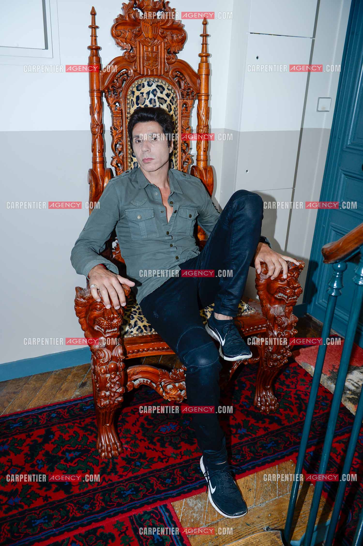 Rendez-vous privé pour un sujet presse chez le chanteur Jean-Luc Lahaye dans son duplex parisien.  ( Exclusif )