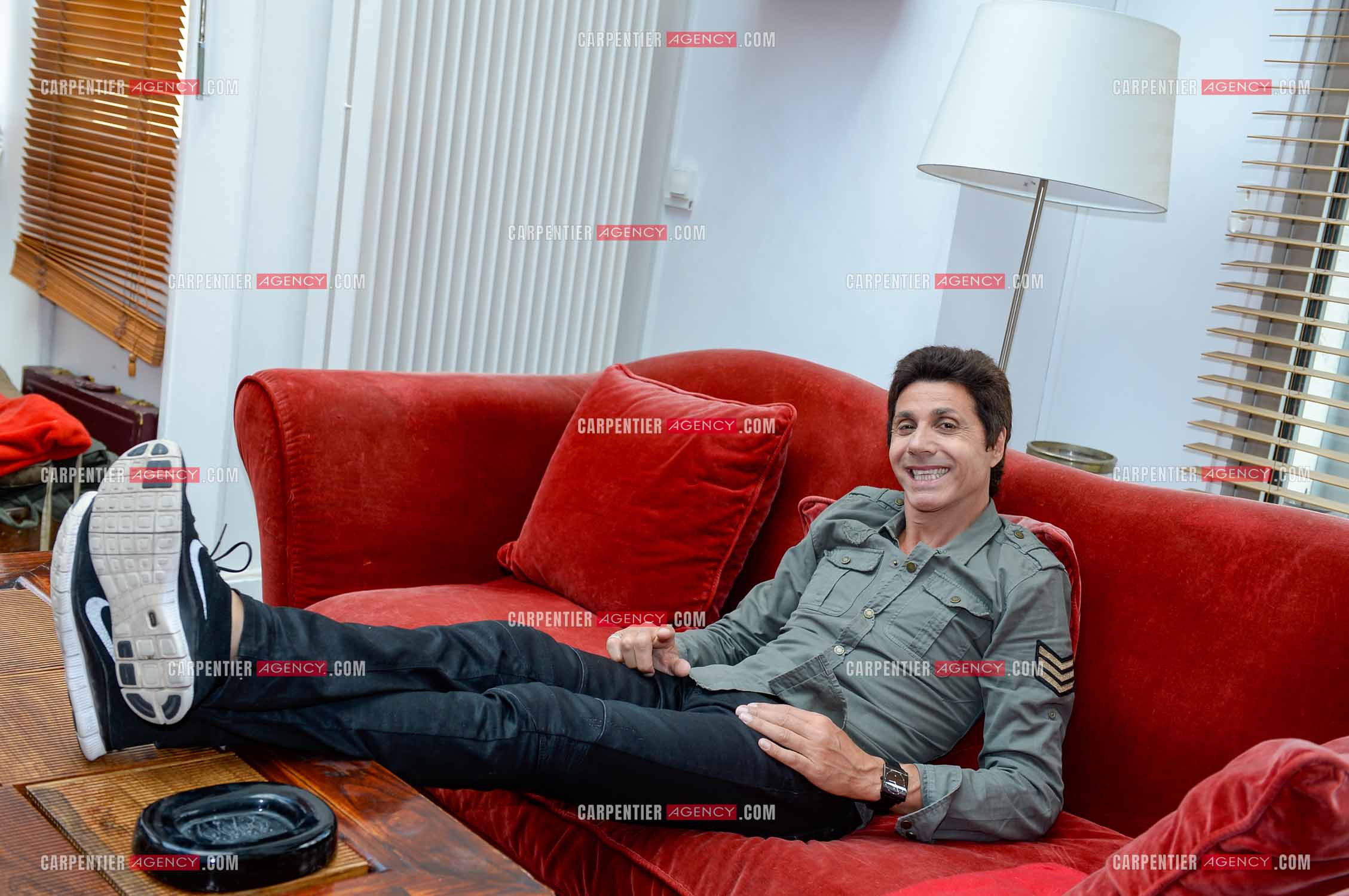 Rendez-vous privé pour un sujet presse chez le chanteur Jean-Luc Lahaye dans son duplex parisien.  ( Exclusif )