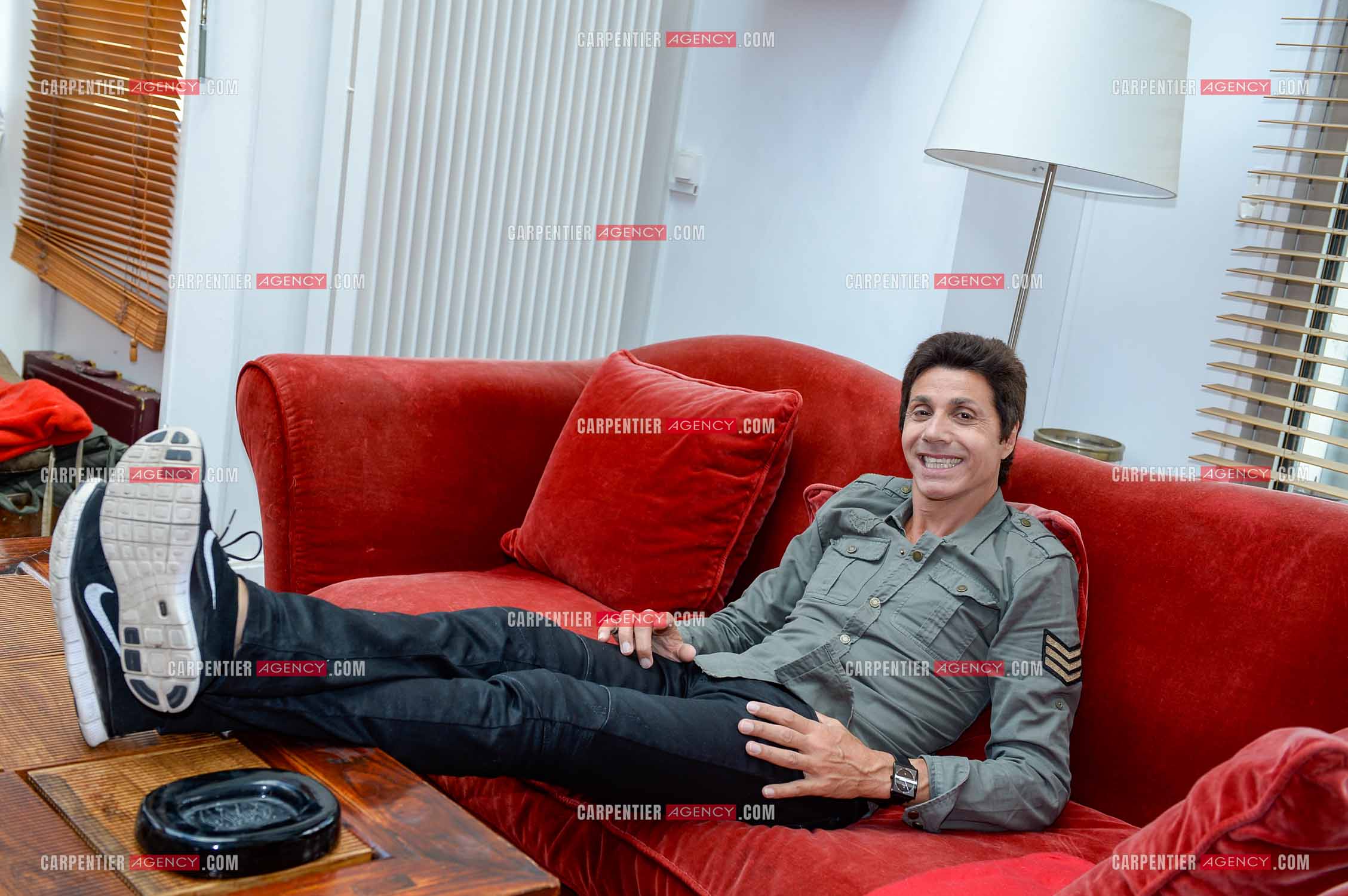 Rendez-vous privé pour un sujet presse chez le chanteur Jean-Luc Lahaye dans son duplex parisien.  ( Exclusif )