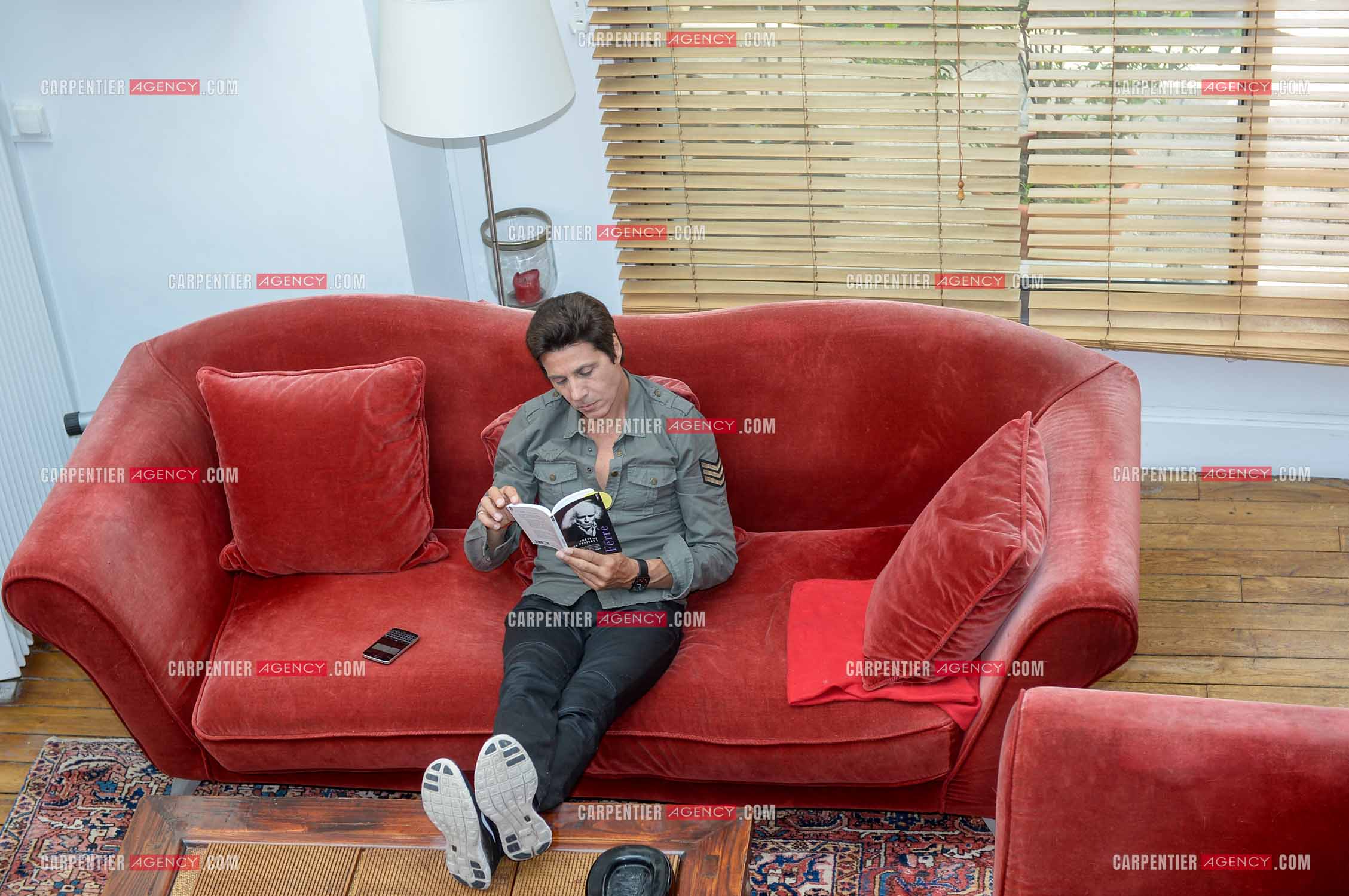 Rendez-vous privé pour un sujet presse chez le chanteur Jean-Luc Lahaye dans son duplex parisien.  ( Exclusif )