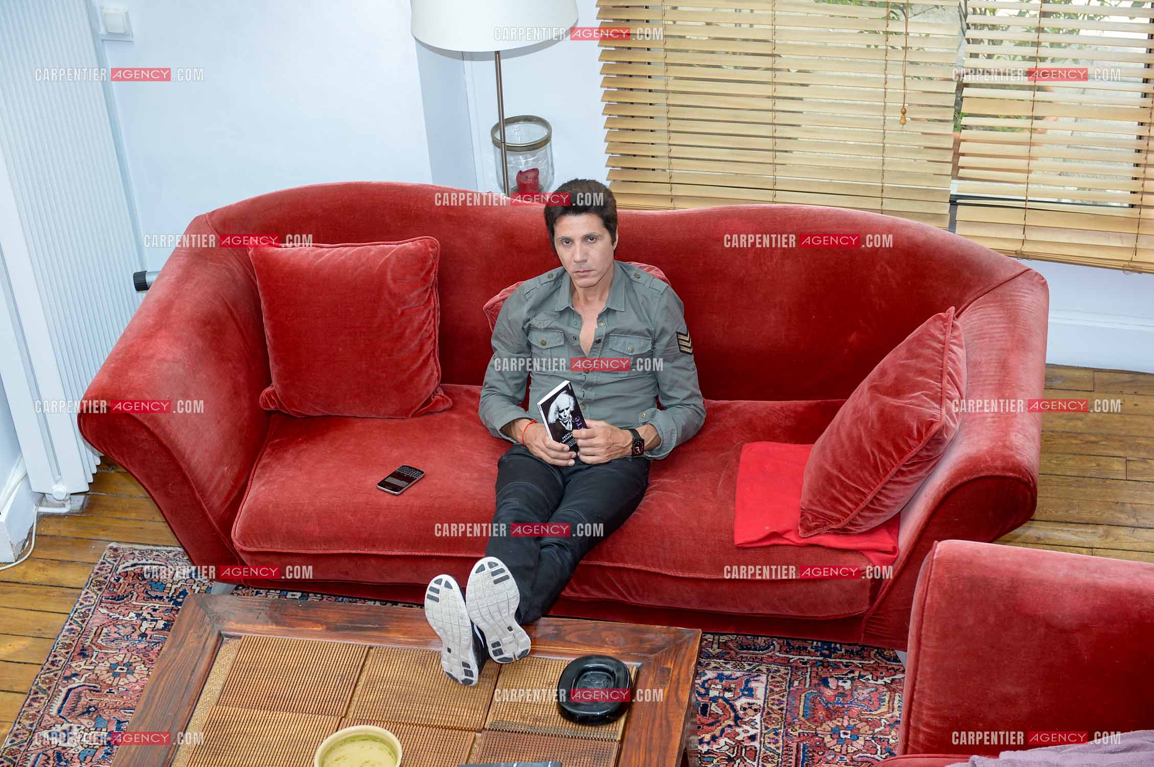 Rendez-vous privé pour un sujet presse chez le chanteur Jean-Luc Lahaye dans son duplex parisien.  ( Exclusif )