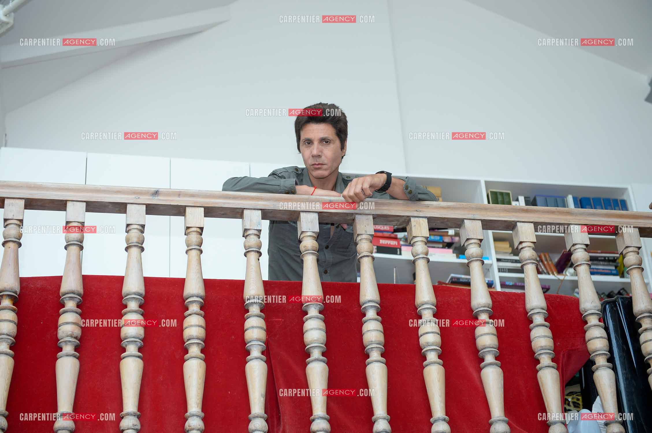 Rendez-vous privé pour un sujet presse chez le chanteur Jean-Luc Lahaye dans son duplex parisien.  ( Exclusif )