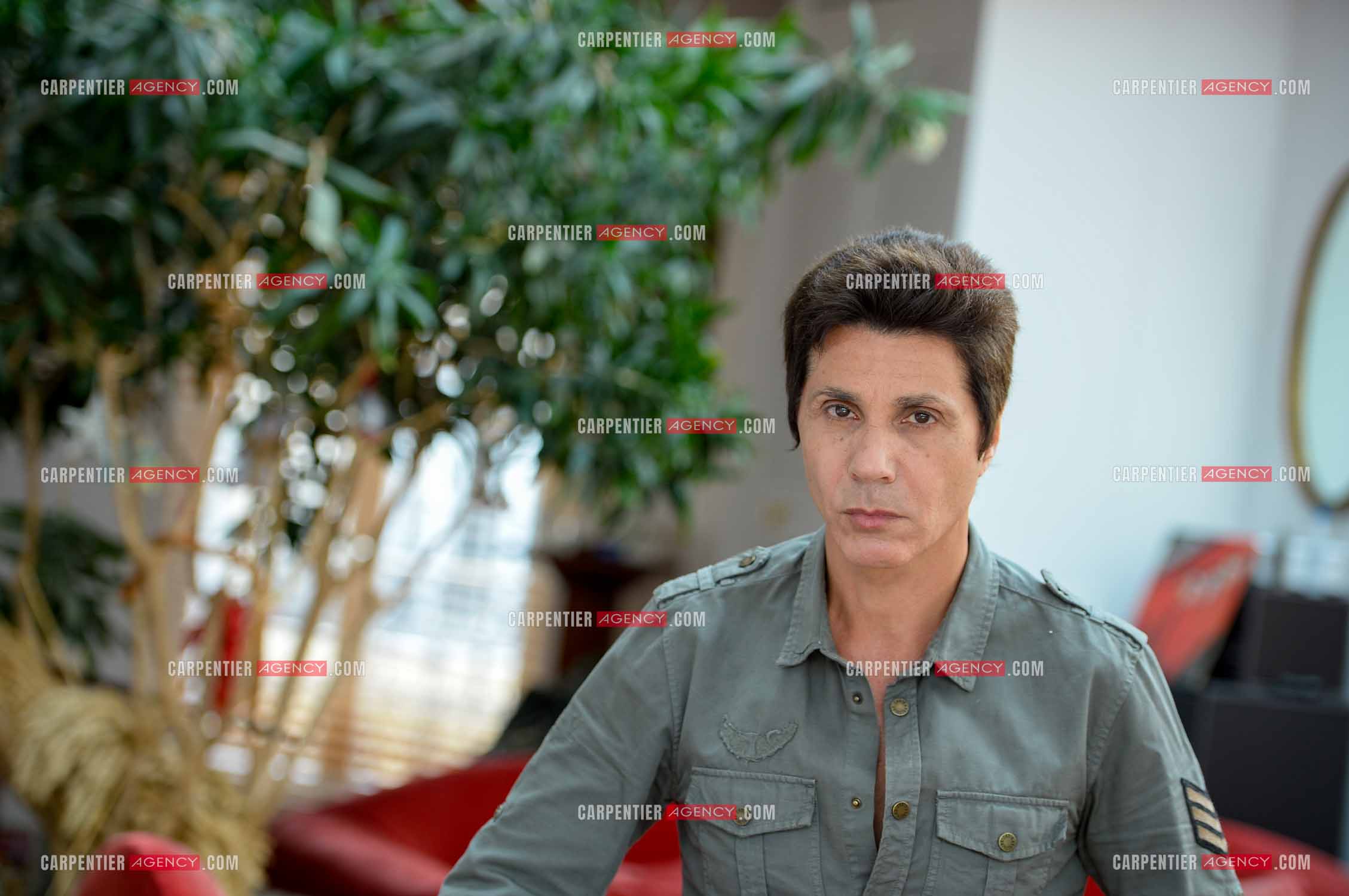 Rendez-vous privé pour un sujet presse chez le chanteur Jean-Luc Lahaye dans son duplex parisien.  ( Exclusif )