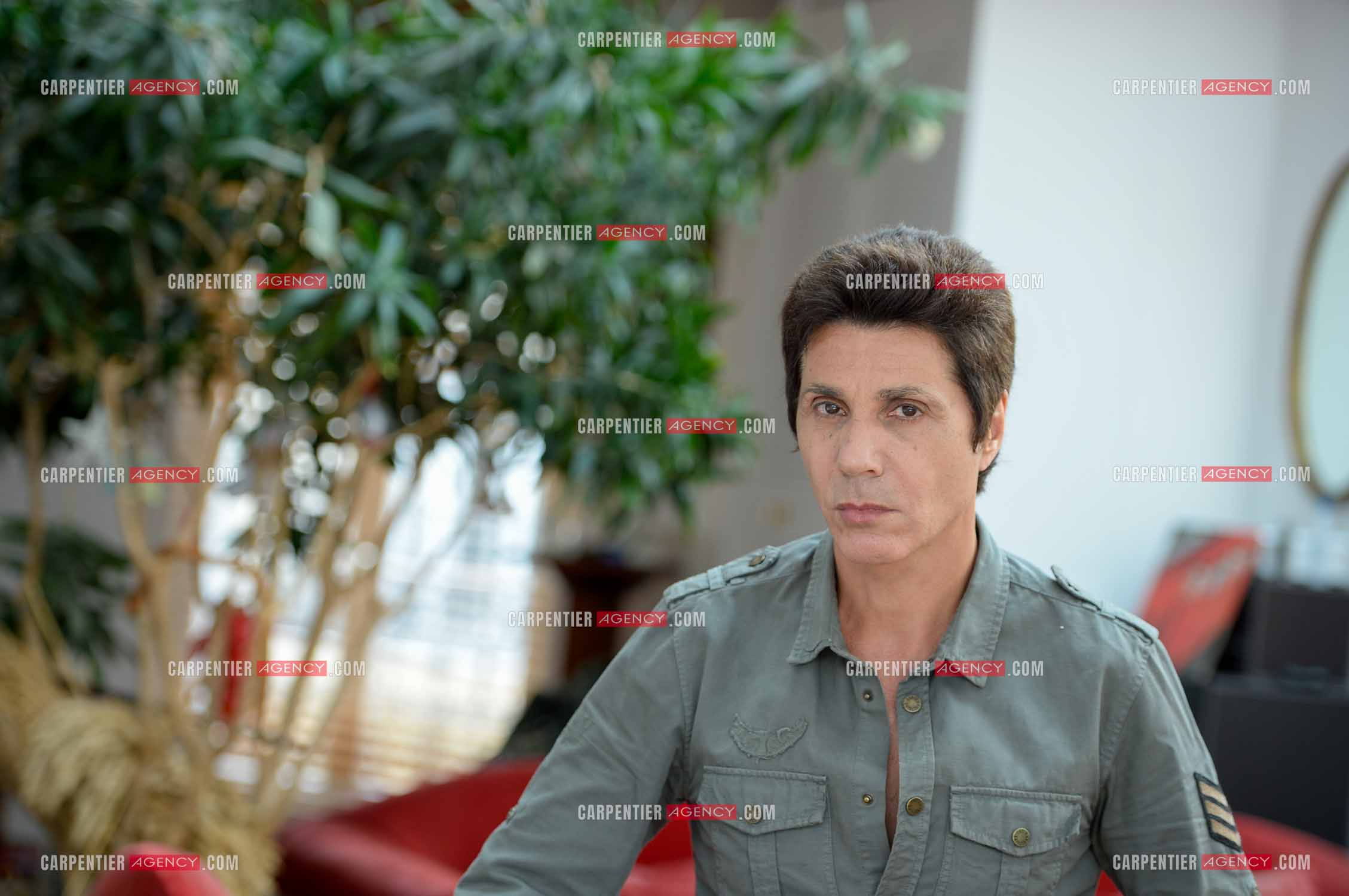 Rendez-vous privé pour un sujet presse chez le chanteur Jean-Luc Lahaye dans son duplex parisien.  ( Exclusif )