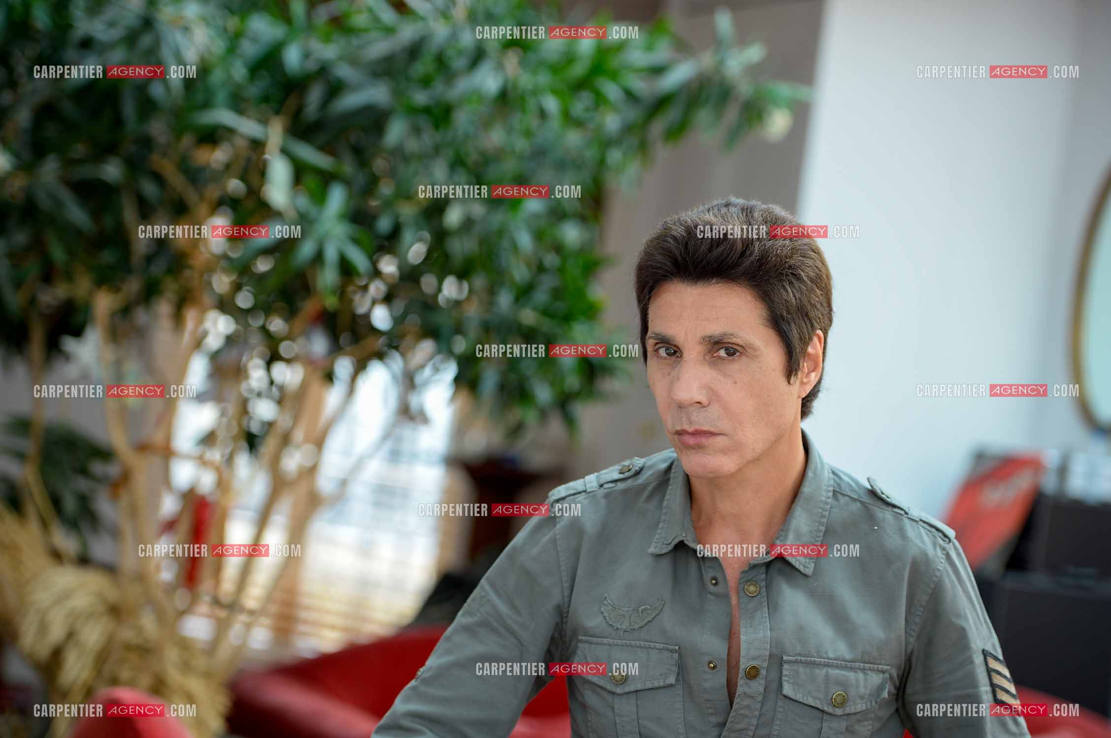 Rendez-vous privé pour un sujet presse chez le chanteur Jean-Luc Lahaye dans son duplex parisien.  ( Exclusif )