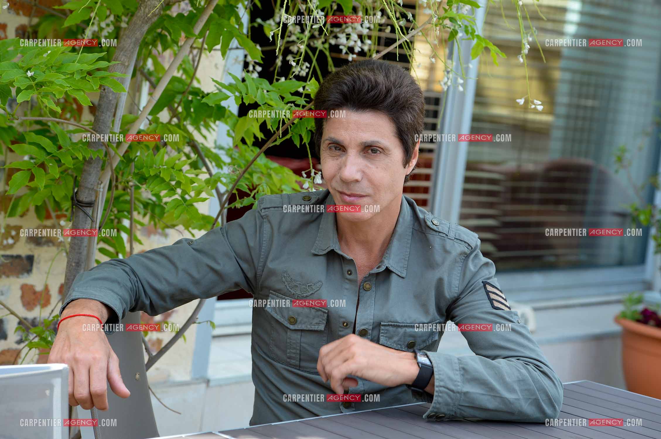 Rendez-vous privé pour un sujet presse chez le chanteur Jean-Luc Lahaye dans son duplex parisien.  ( Exclusif )