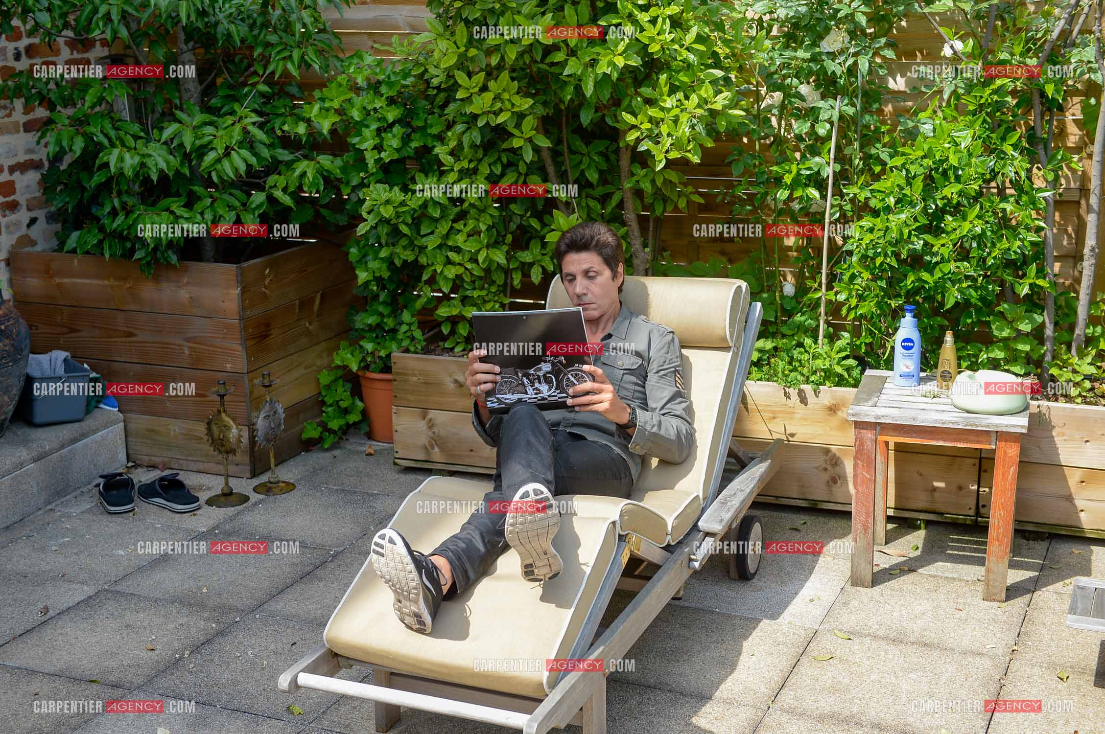 Rendez-vous privé pour un sujet presse chez le chanteur Jean-Luc Lahaye dans son duplex parisien.  ( Exclusif )