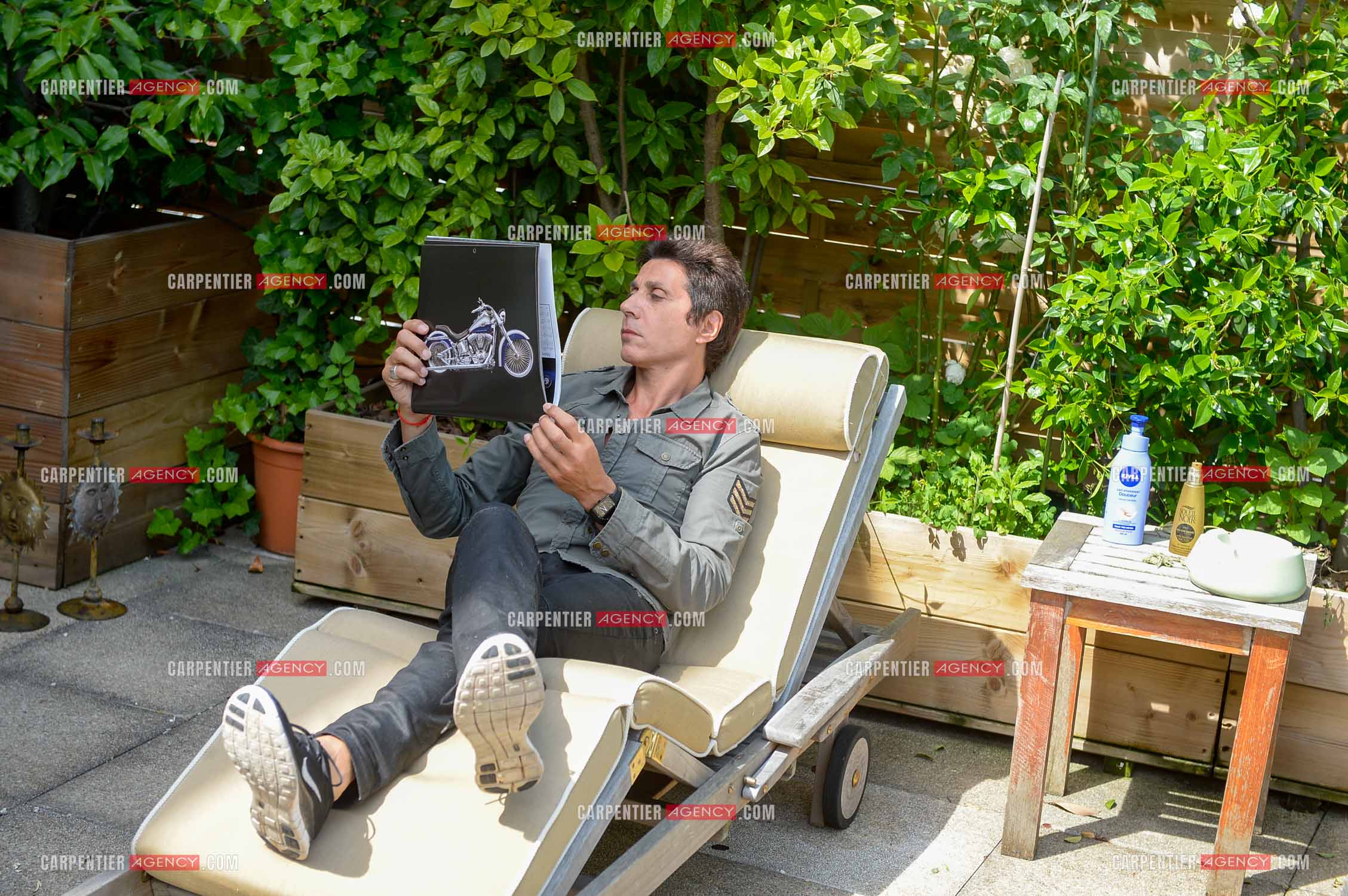 Rendez-vous privé pour un sujet presse chez le chanteur Jean-Luc Lahaye dans son duplex parisien.  ( Exclusif )