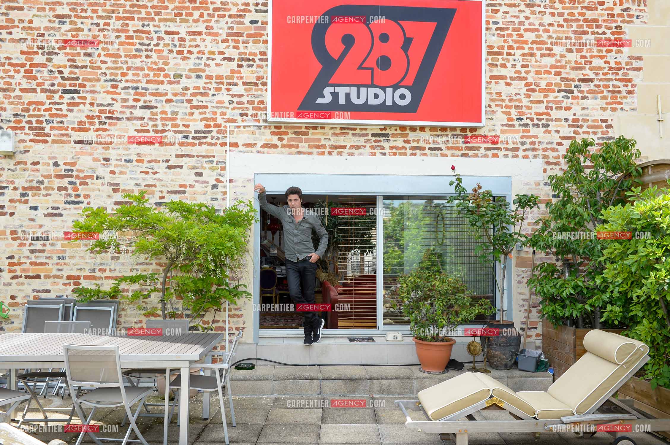 Rendez-vous privé pour un sujet presse chez le chanteur Jean-Luc Lahaye dans son duplex parisien.  ( Exclusif )