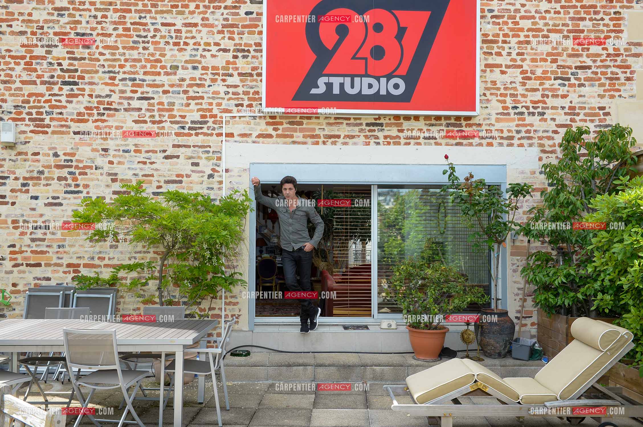 Rendez-vous privé pour un sujet presse chez le chanteur Jean-Luc Lahaye dans son duplex parisien.  ( Exclusif )