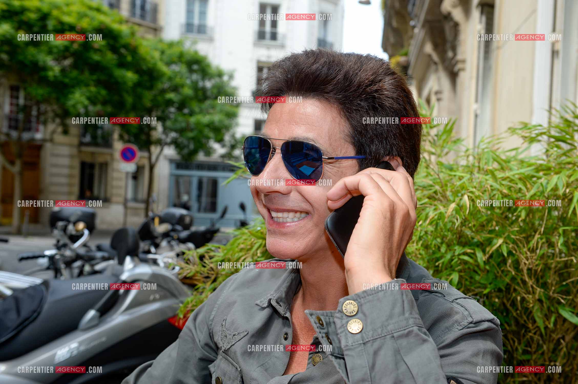 Rendez-vous privé pour un sujet presse chez le chanteur Jean-Luc Lahaye dans son duplex parisien.  ( Exclusif )