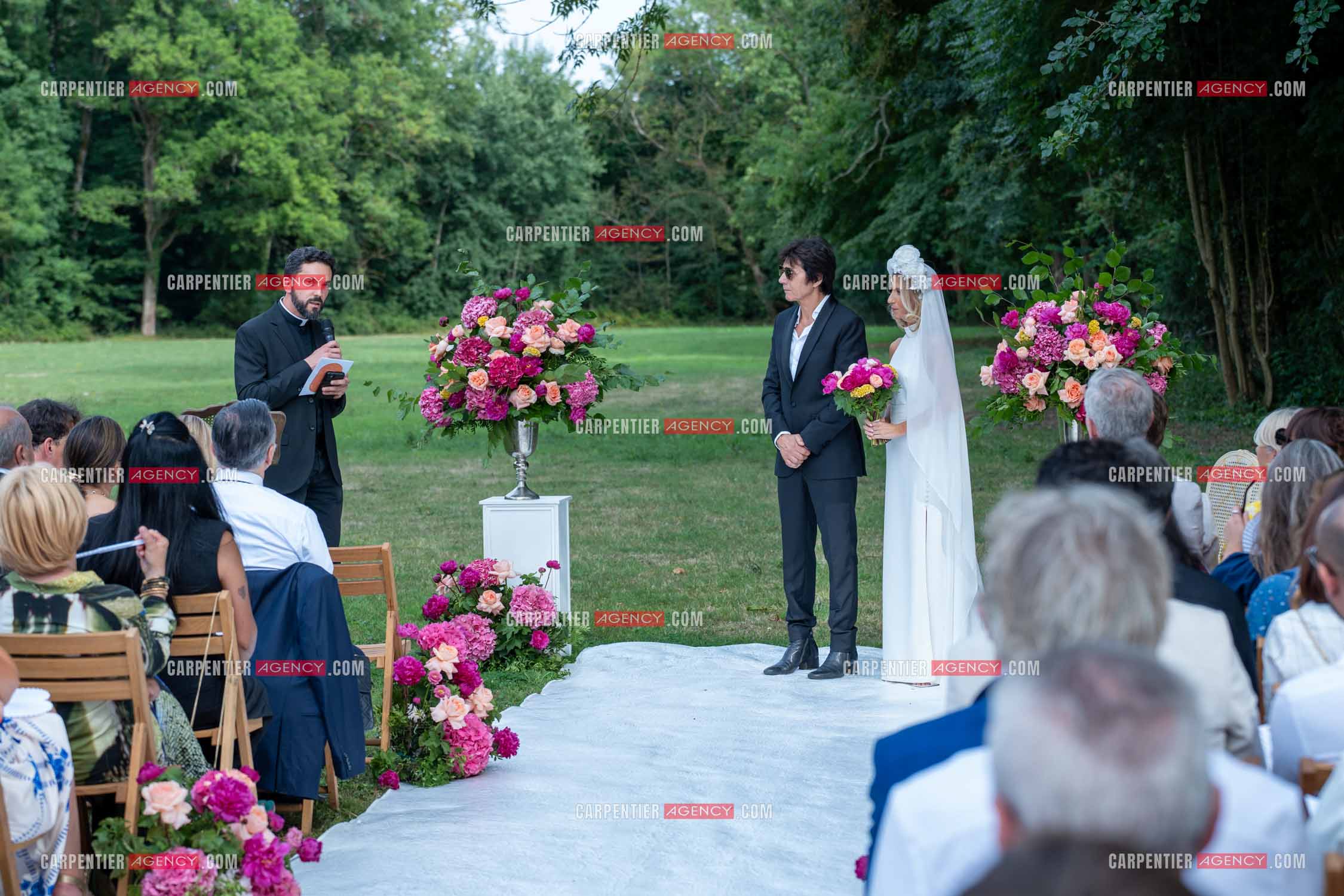 Mariage entre Jean-Luc Lahaye et Paola Aubin à la mairie du 18 èm arrondissement de Paris, et la cérémonie religieuse au château de Janvry.  ( Exclusif )