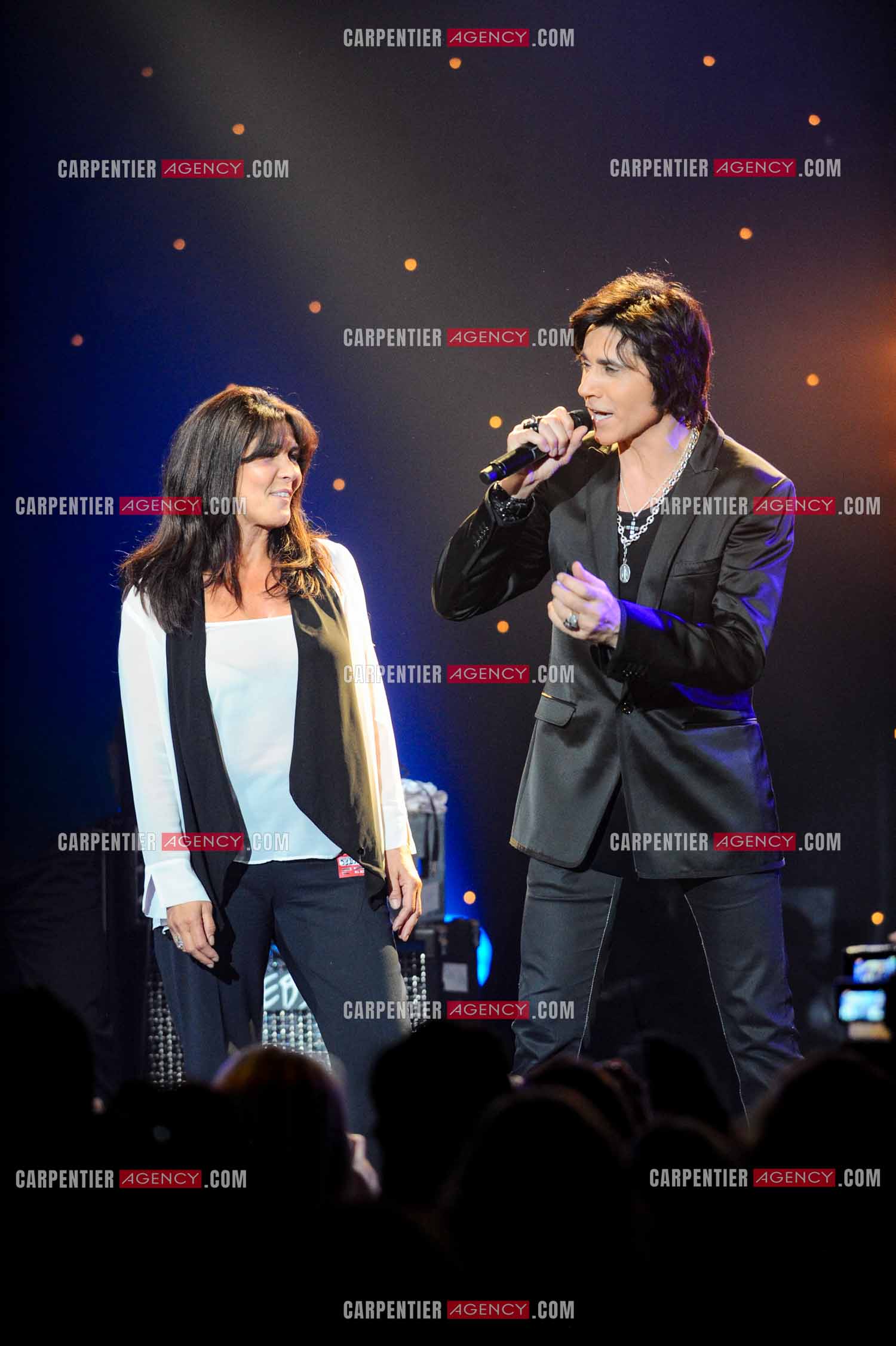 Le chanteur Jean-Luc Lahaye en concert au Bataclan. Jean-Luc et son ex femme Aurélie pour un duo. ( Exclusif )