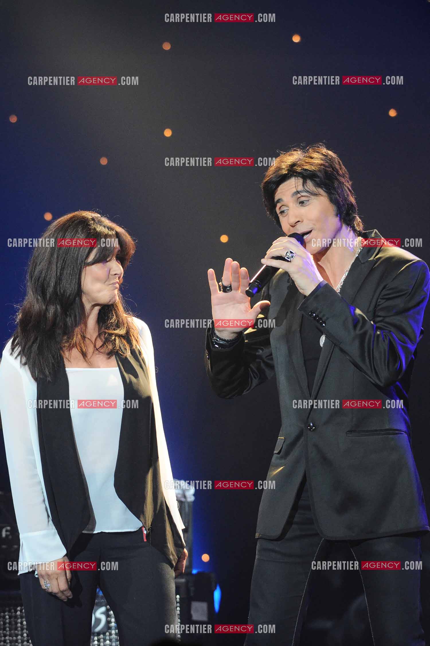 Le chanteur Jean-Luc Lahaye en concert au Bataclan. Jean-Luc et son ex femme Aurélie pour un duo. ( Exclusif )