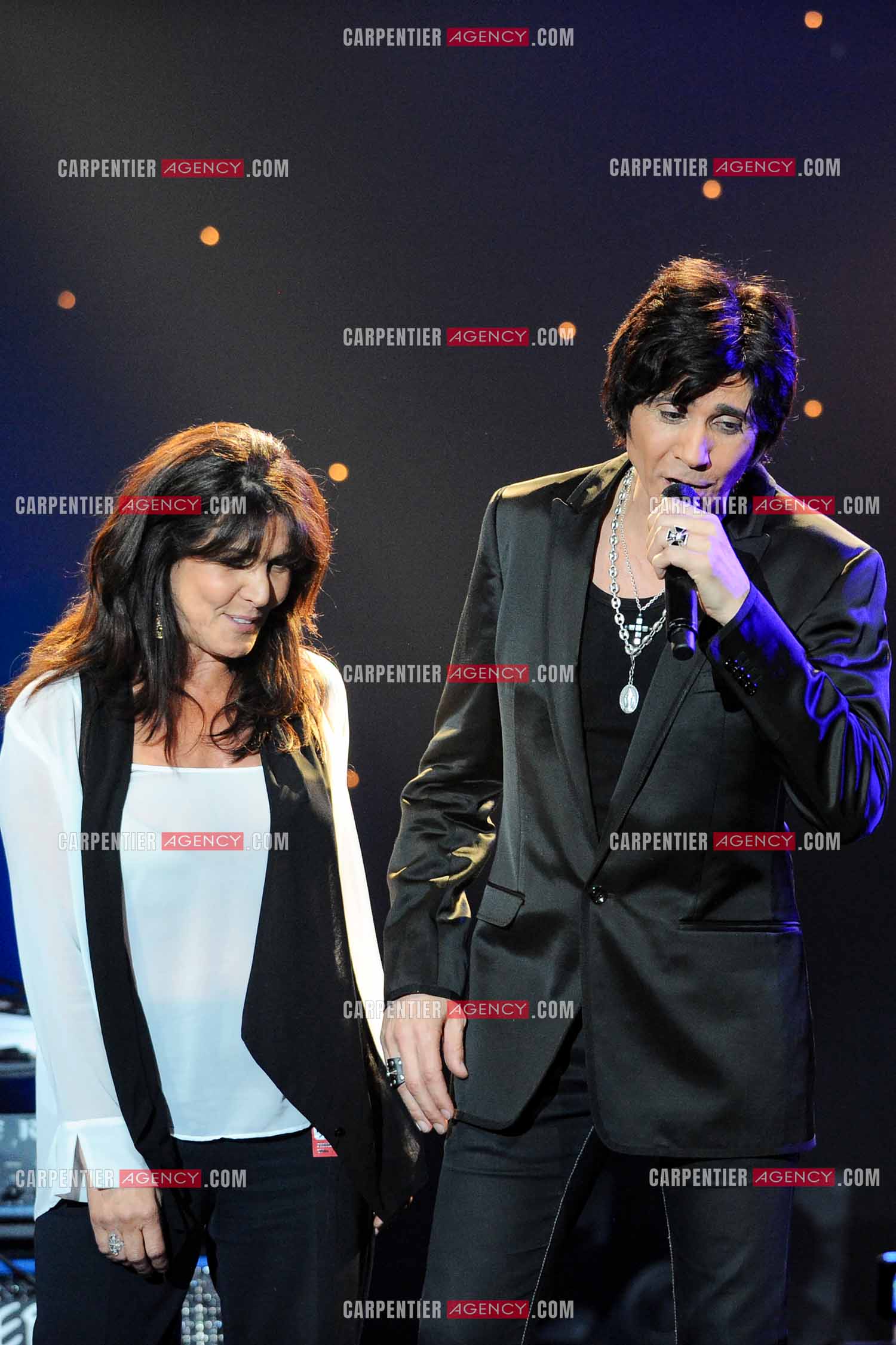 Le chanteur Jean-Luc Lahaye en concert au Bataclan. Jean-Luc et son ex femme Aurélie pour un duo. ( Exclusif )