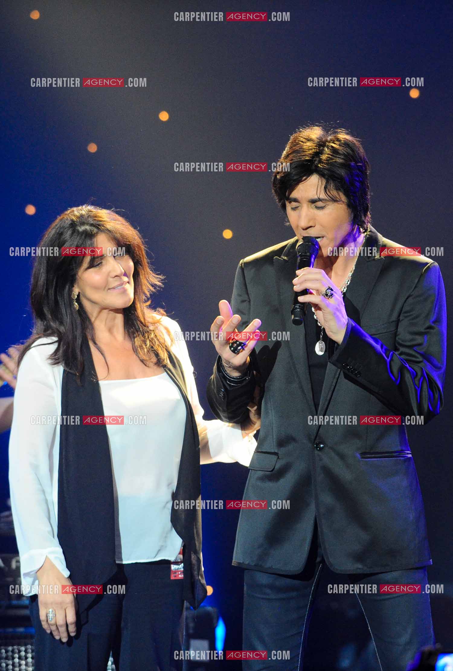 Le chanteur Jean-Luc Lahaye en concert au Bataclan. Jean-Luc et son ex femme Aurélie pour un duo. ( Exclusif )