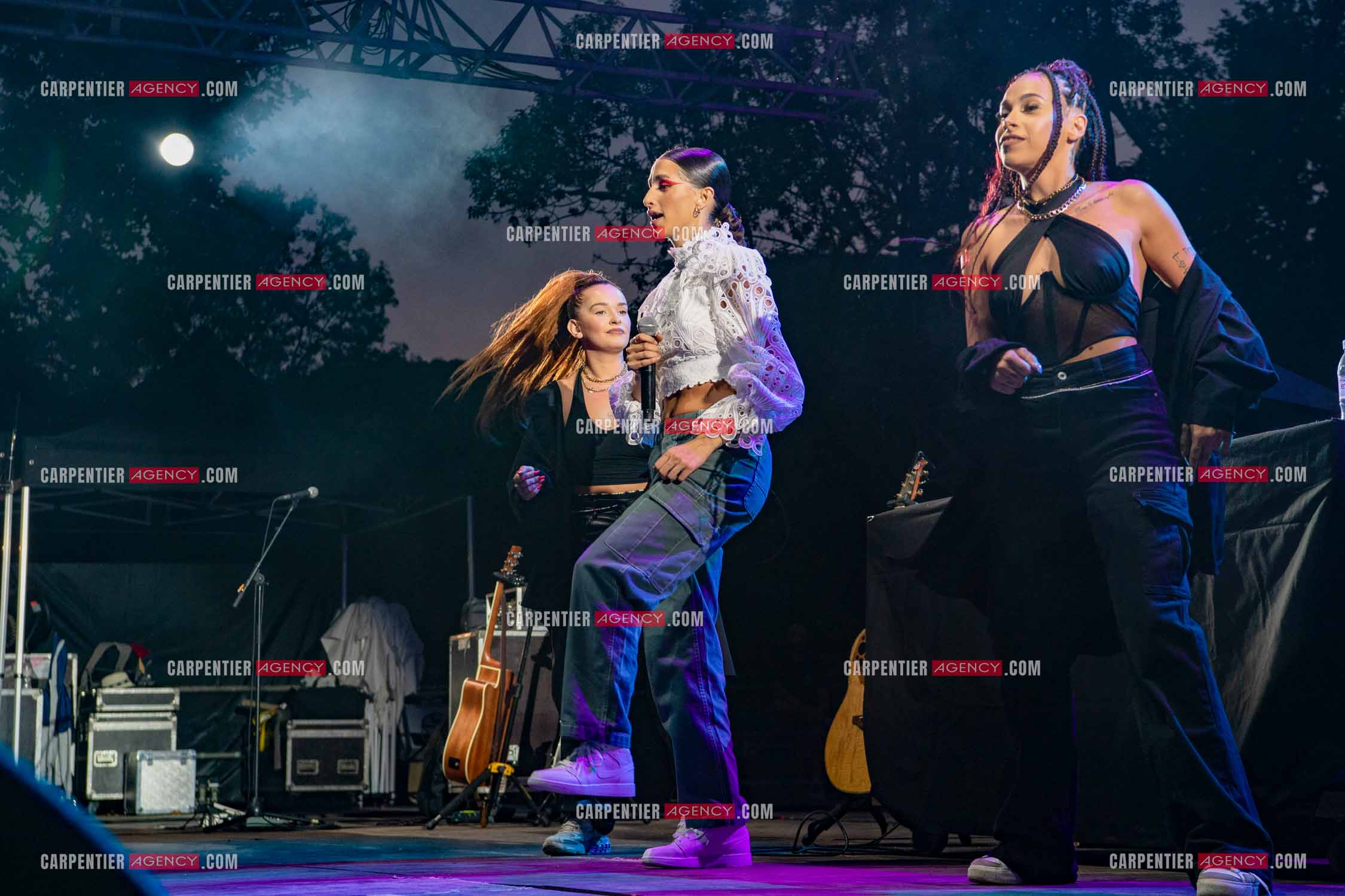 La chanteuse Khara en première partie au Festival du chateau à Solliès-Pont en 2022.   ( Exclusif )