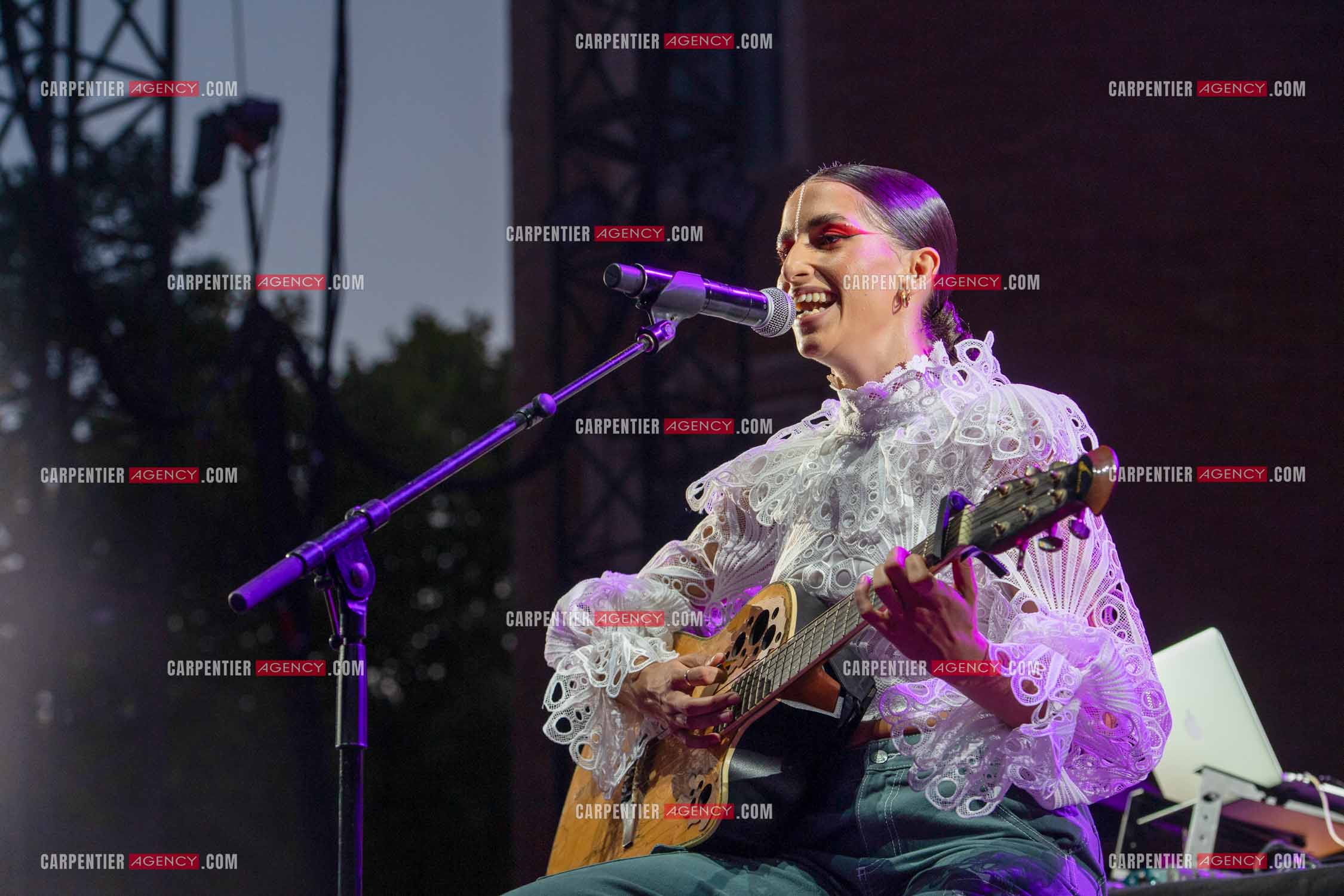 La chanteuse Khara en première partie au Festival du chateau à Solliès-Pont en 2022.   ( Exclusif )