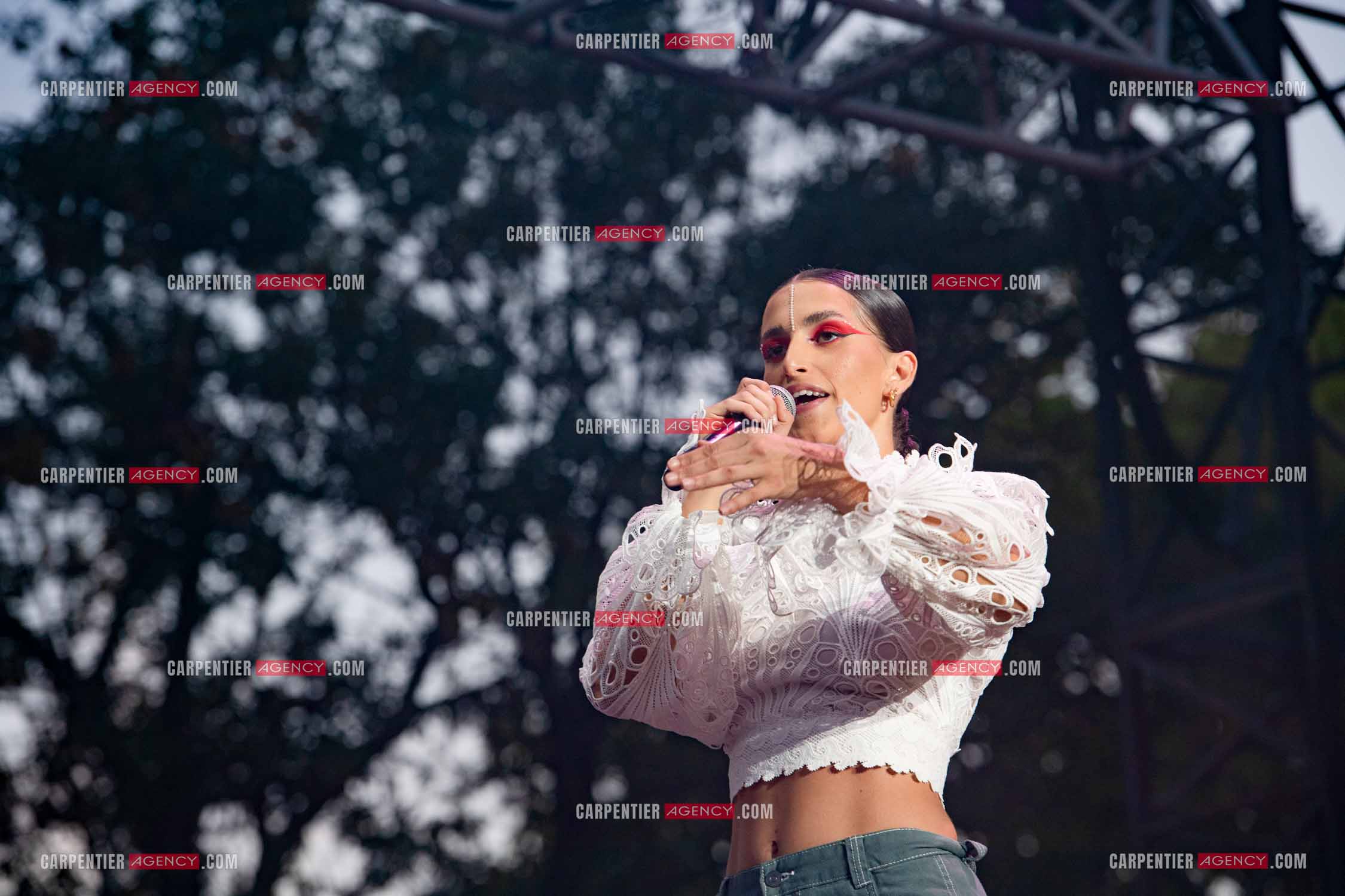 La chanteuse Khara en première partie au Festival du chateau à Solliès-Pont en 2022.   ( Exclusif )