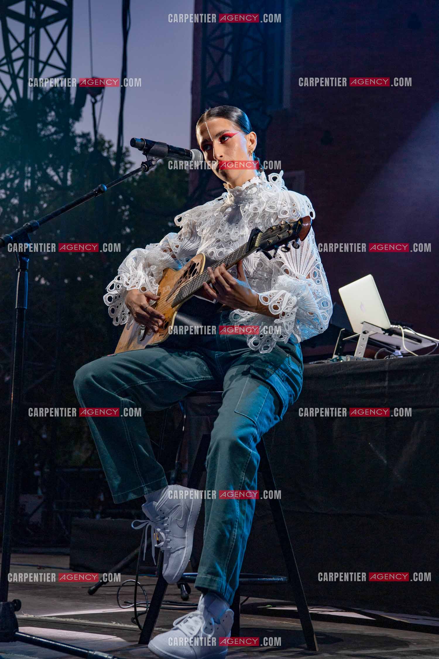 La chanteuse Khara en première partie au Festival du chateau à Solliès-Pont en 2022.   ( Exclusif )