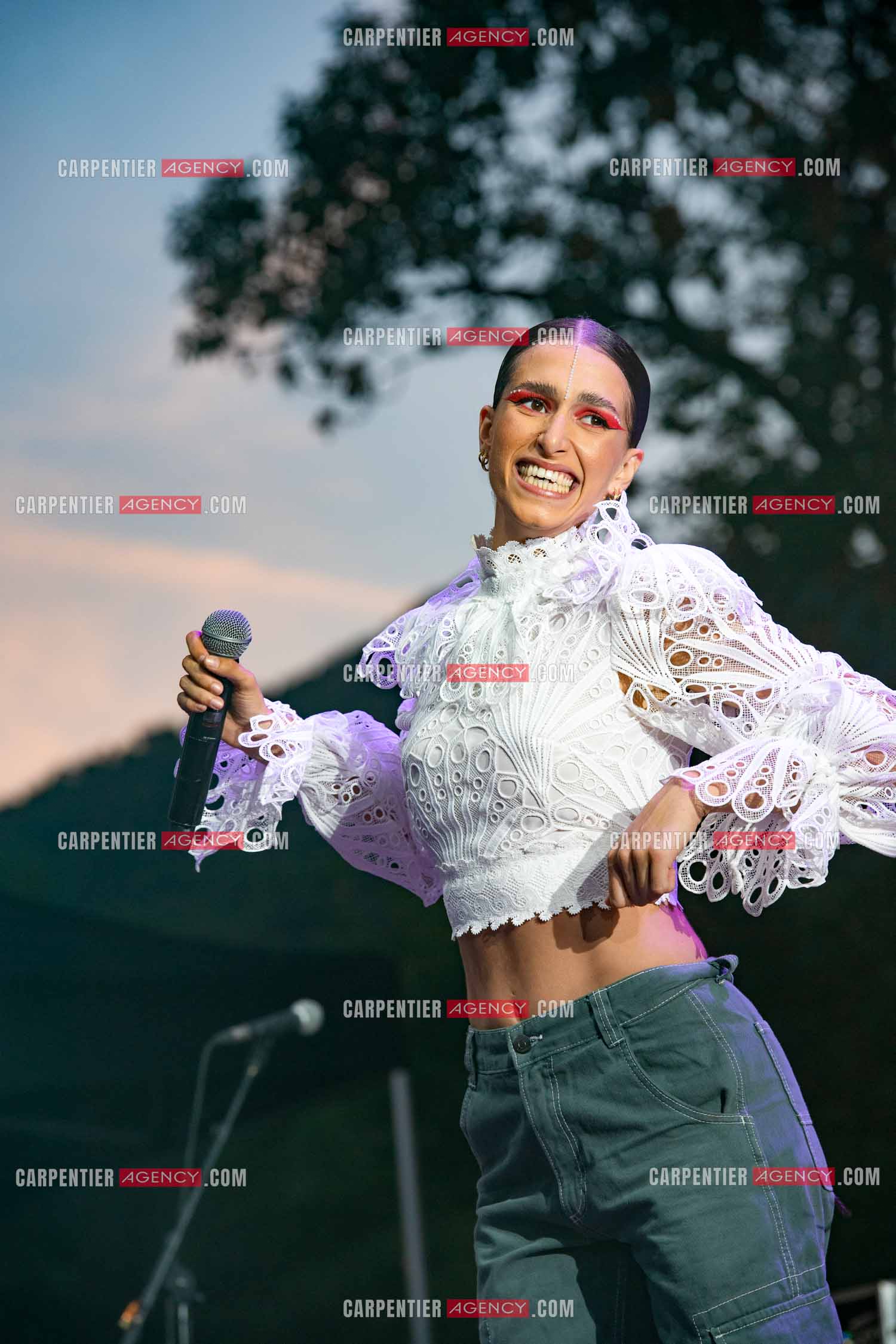 La chanteuse Khara en première partie au Festival du chateau à Solliès-Pont en 2022.   ( Exclusif )