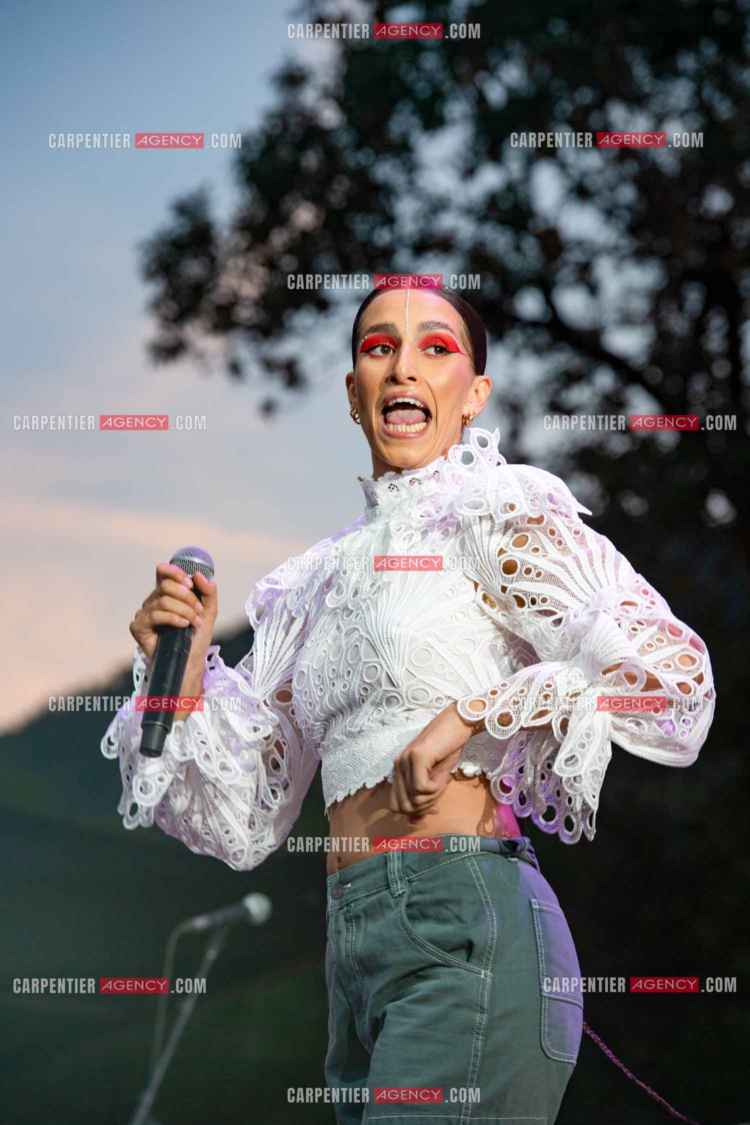 La chanteuse Khara en première partie au Festival du chateau à Solliès-Pont en 2022.   ( Exclusif )