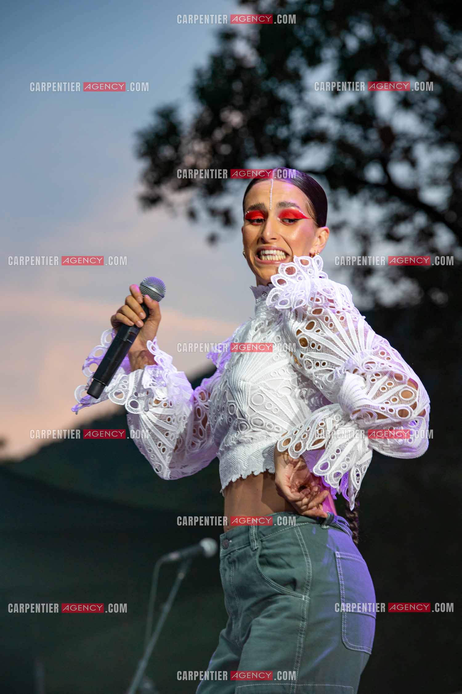 La chanteuse Khara en première partie au Festival du chateau à Solliès-Pont en 2022.   ( Exclusif )