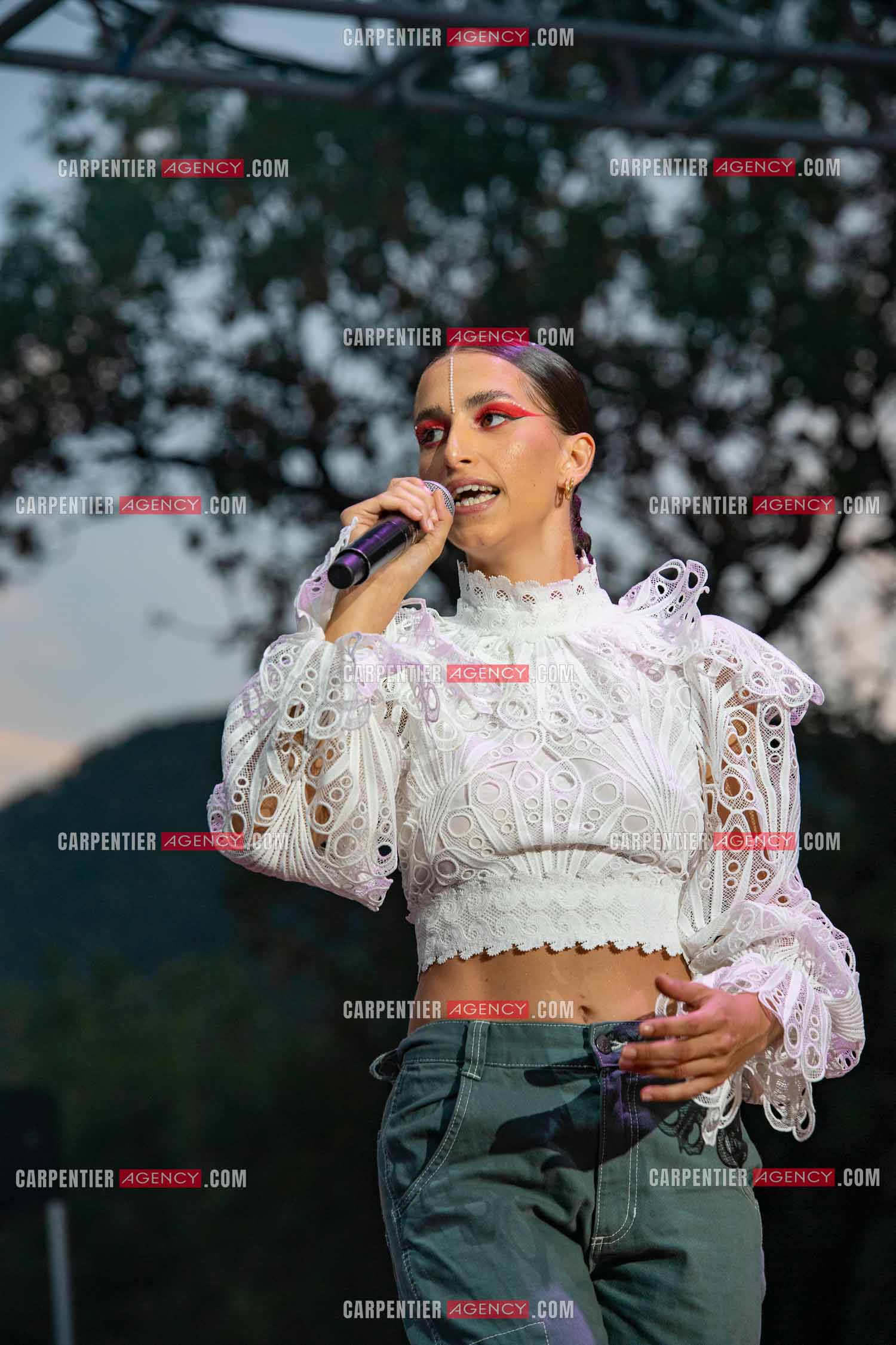La chanteuse Khara en première partie au Festival du chateau à Solliès-Pont en 2022.   ( Exclusif )