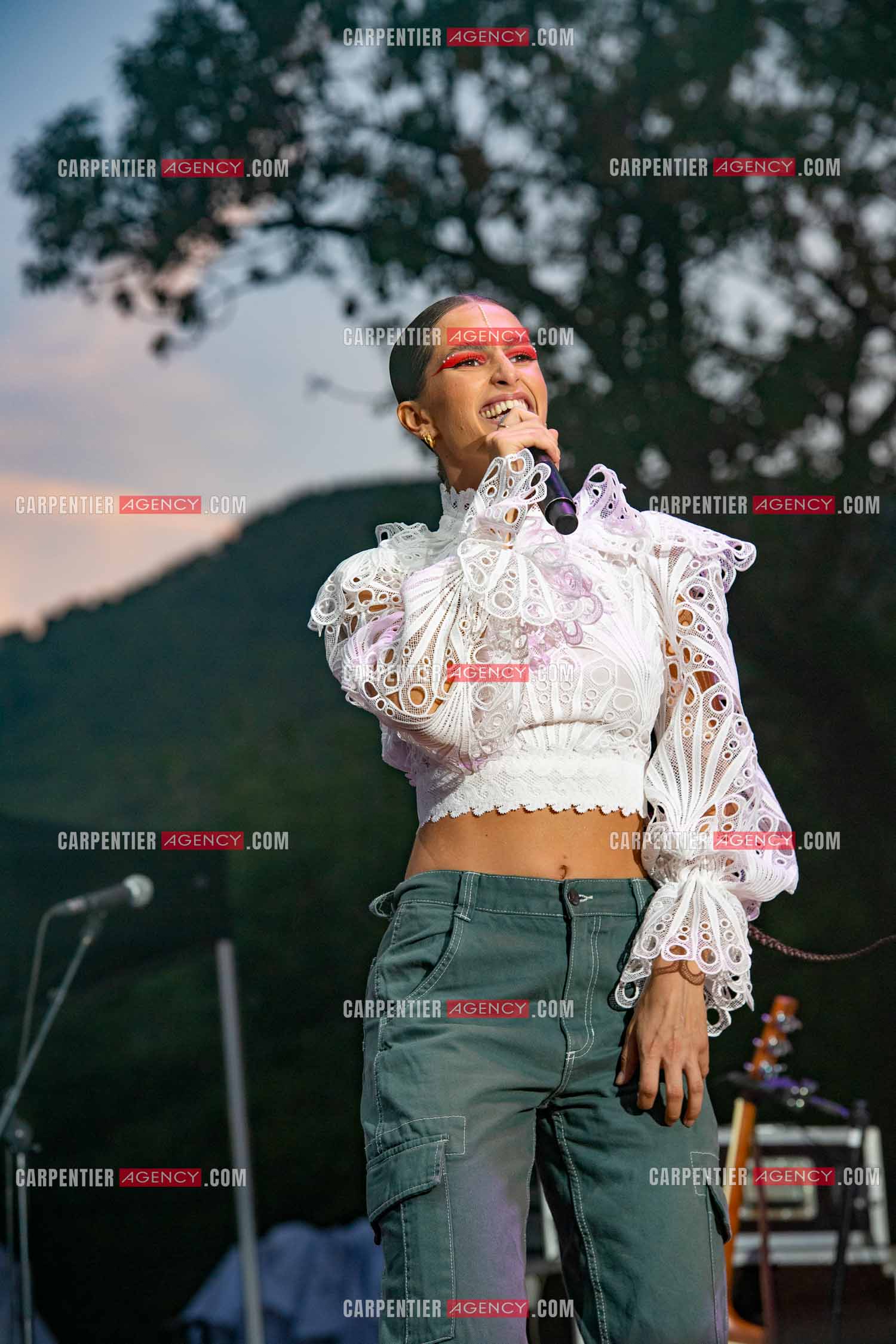 La chanteuse Khara en première partie au Festival du chateau à Solliès-Pont en 2022.   ( Exclusif )