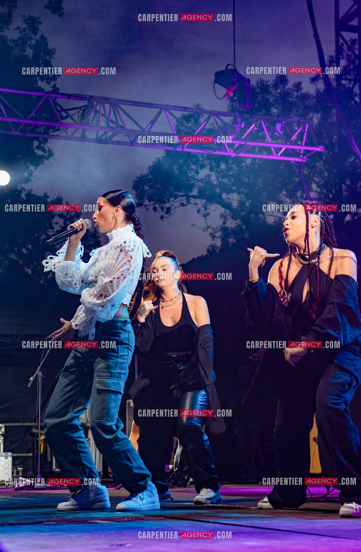 La chanteuse Khara en première partie au Festival du chateau à Solliès-Pont en 2022.   ( Exclusif )