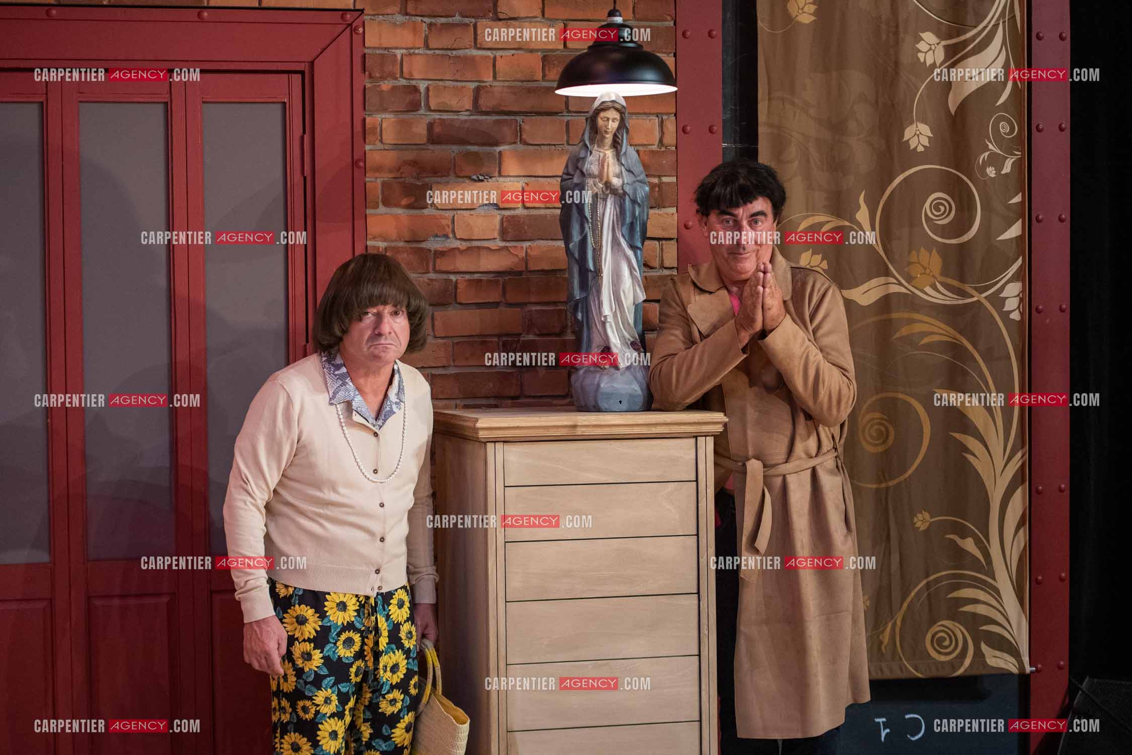 Eric Carrière et Francis Ginibré les deux humoristes Français formant le duo “Les Chevaliers Du Fiel“ au théâtre de Paris à Avignon.    ( Exclusif )