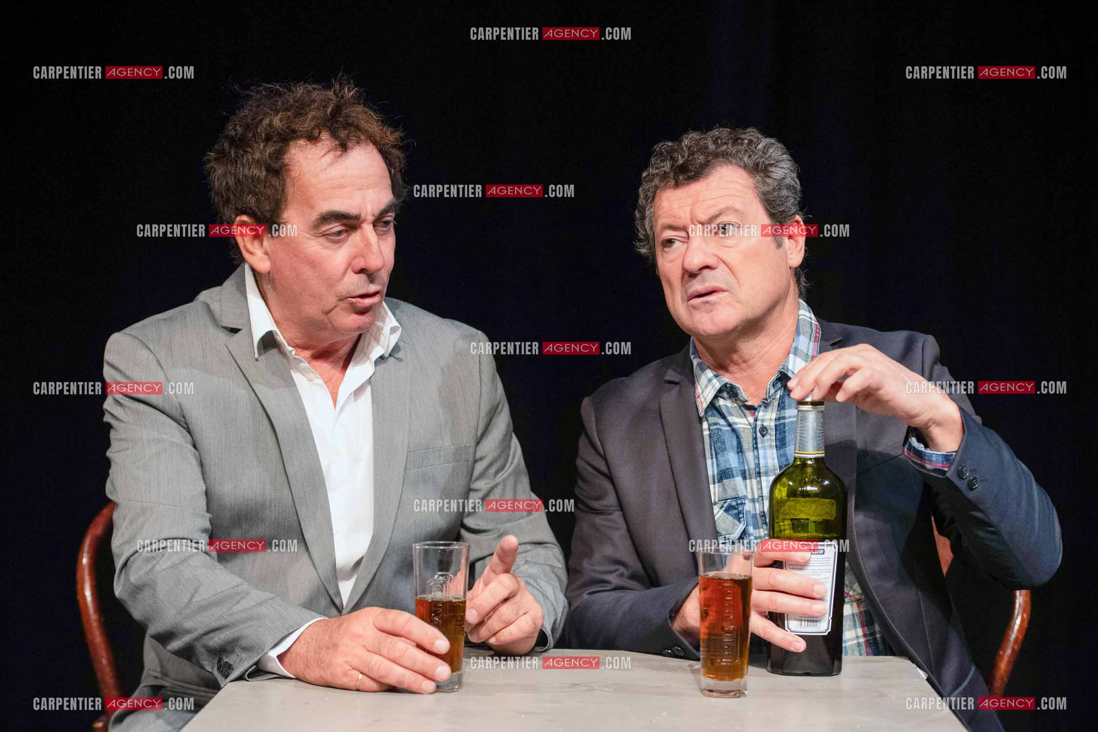 Eric Carrière et Francis Ginibré les deux humoristes Français formant le duo “Les Chevaliers Du Fiel“ au théâtre de Paris à Avignon.    ( Exclusif )