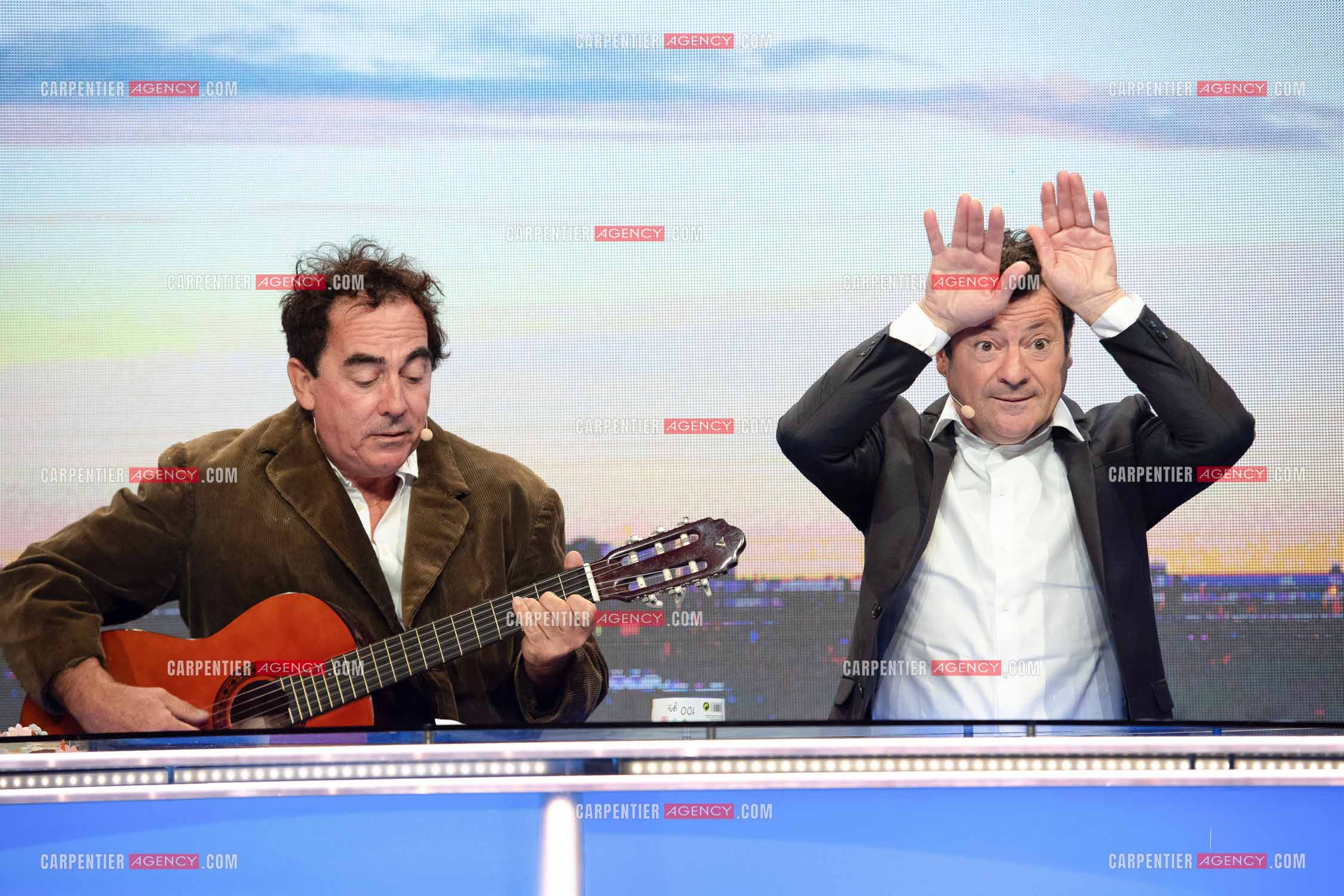 Eric Carrière et Francis Ginibré les deux humoristes Français formant le duo “Les Chevaliers Du Fiel“ au théâtre de Paris à Avignon.    ( Exclusif )