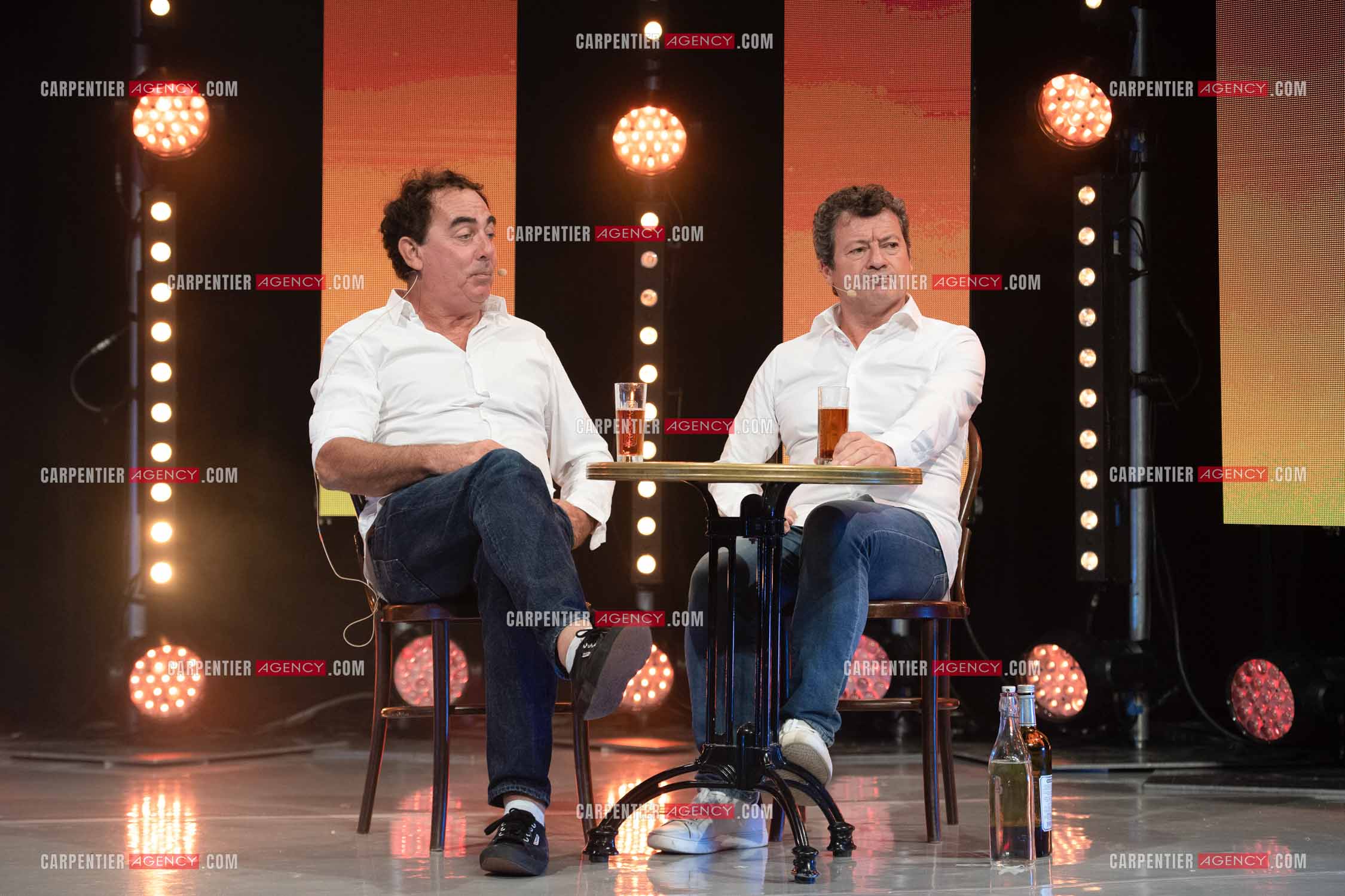 Eric Carrière et Francis Ginibré les deux humoristes Français formant le duo “Les Chevaliers Du Fiel“ au théâtre de Paris à Avignon.    ( Exclusif )