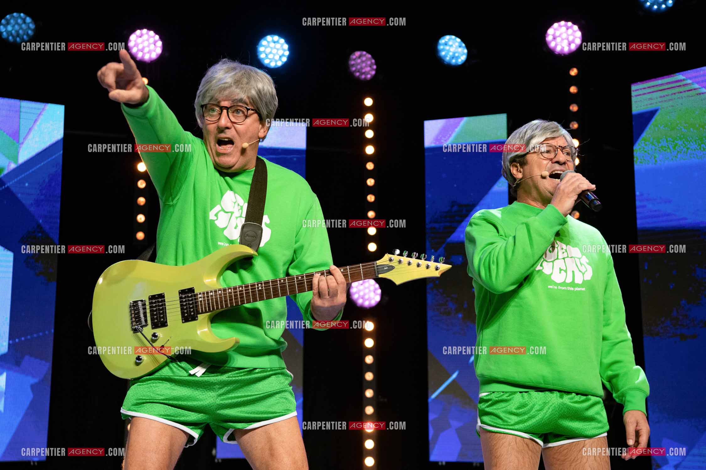 Eric Carrière et Francis Ginibré les deux humoristes Français formant le duo “Les Chevaliers Du Fiel“ au théâtre de Paris à Avignon.    ( Exclusif )