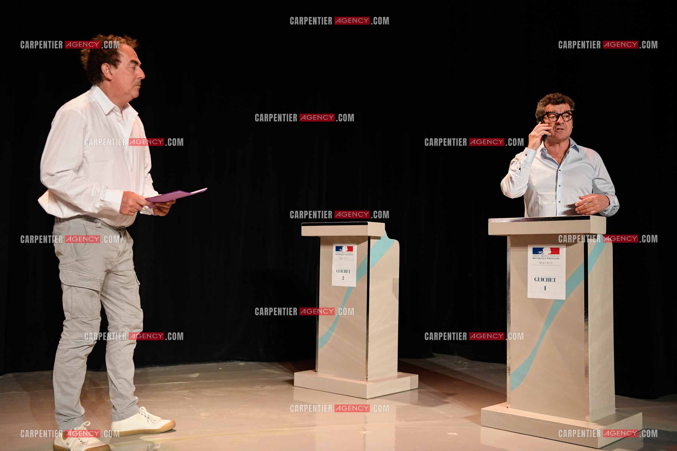 Eric Carrière et Francis Ginibré les deux humoristes Français formant le duo “Les Chevaliers Du Fiel“ au théâtre de Paris à Avignon.    ( Exclusif )
