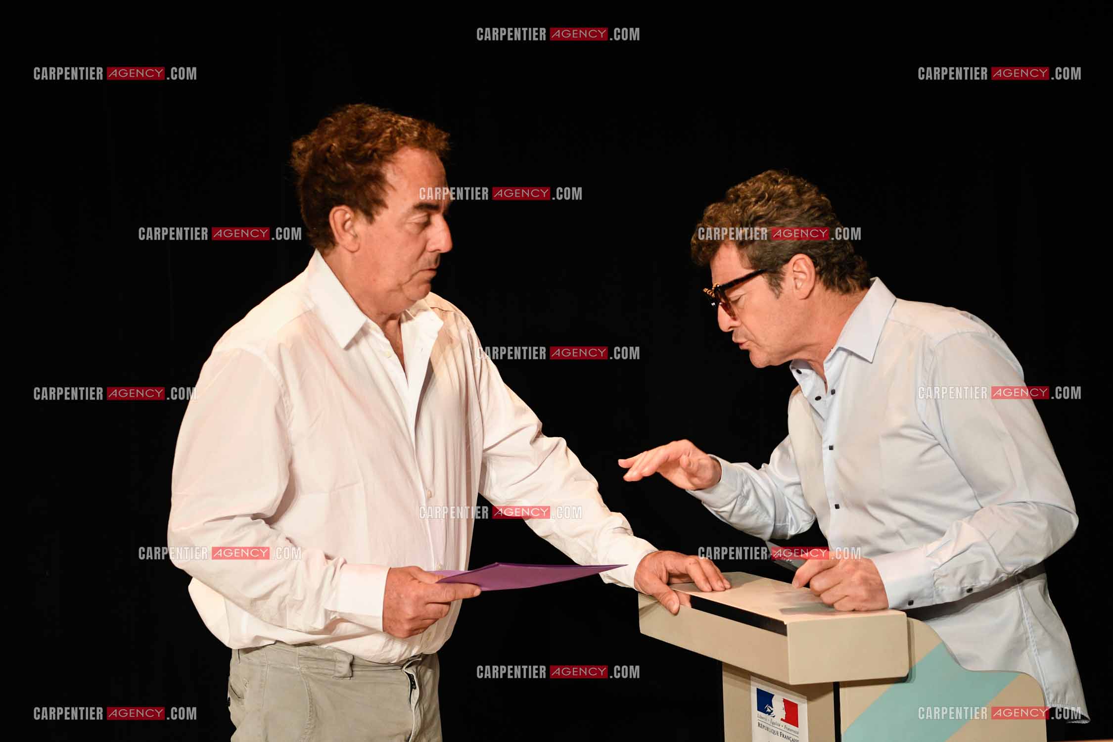 Eric Carrière et Francis Ginibré les deux humoristes Français formant le duo “Les Chevaliers Du Fiel“ au théâtre de Paris à Avignon.    ( Exclusif )