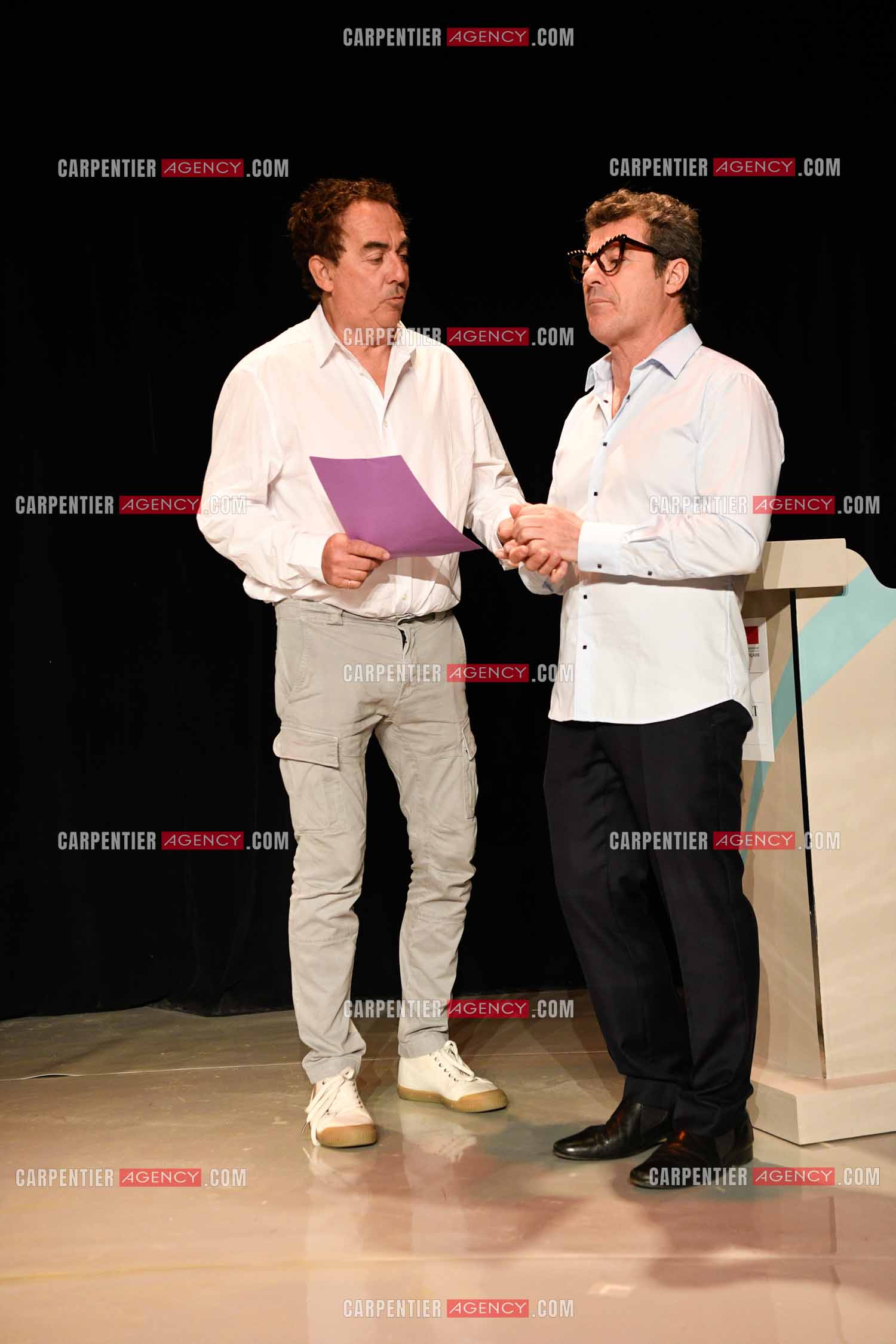 Eric Carrière et Francis Ginibré les deux humoristes Français formant le duo “Les Chevaliers Du Fiel“ au théâtre de Paris à Avignon.    ( Exclusif )