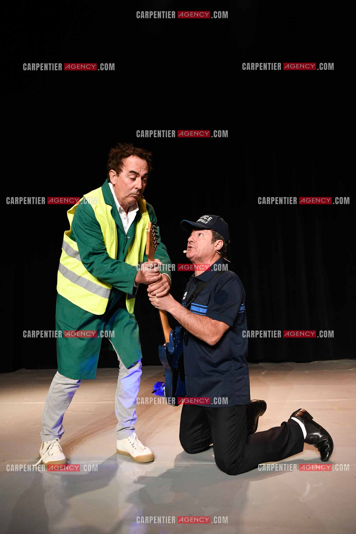 Eric Carrière et Francis Ginibré les deux humoristes Français formant le duo “Les Chevaliers Du Fiel“ au théâtre de Paris à Avignon.    ( Exclusif )