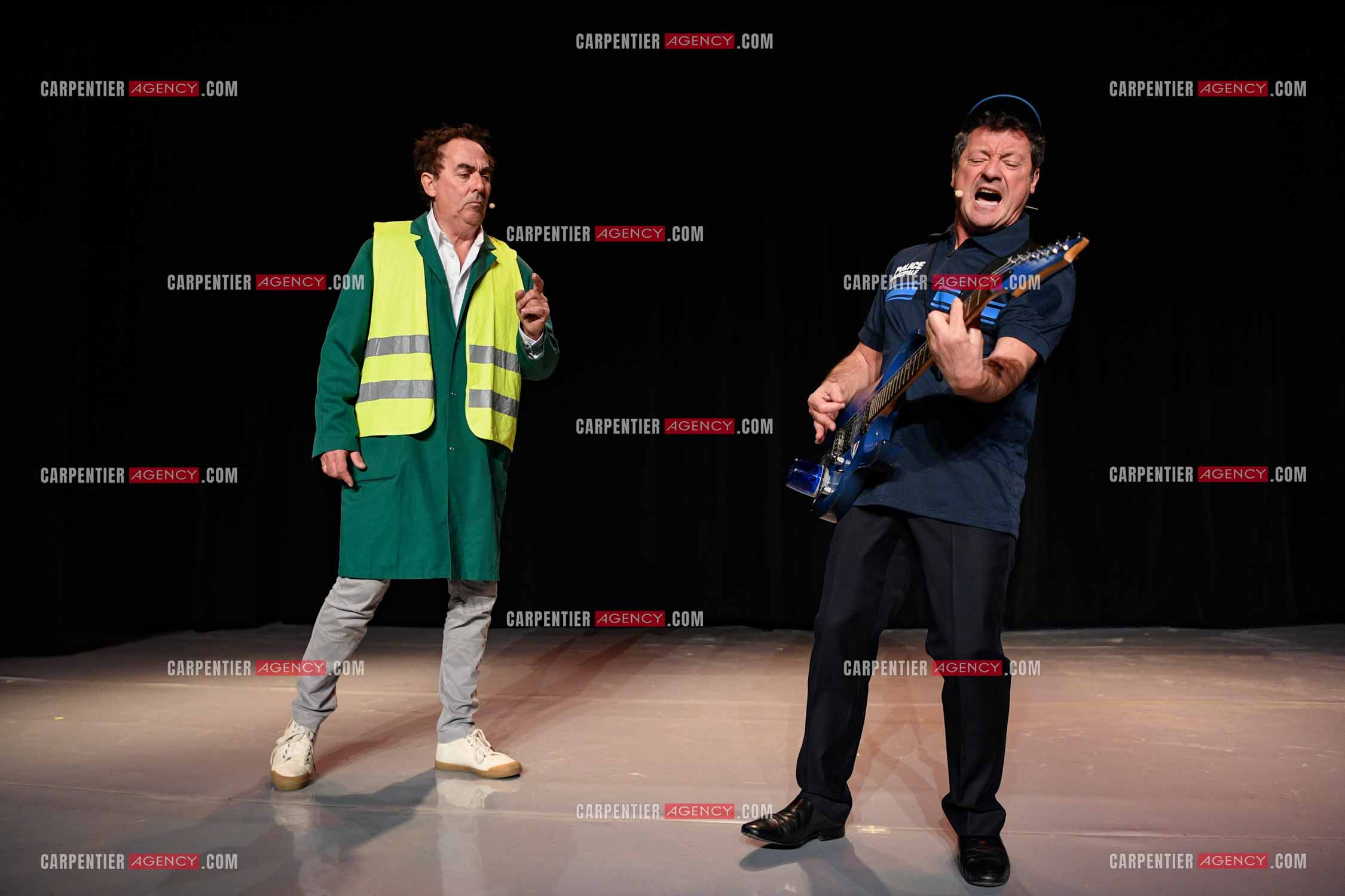 Eric Carrière et Francis Ginibré les deux humoristes Français formant le duo “Les Chevaliers Du Fiel“ au théâtre de Paris à Avignon.    ( Exclusif )