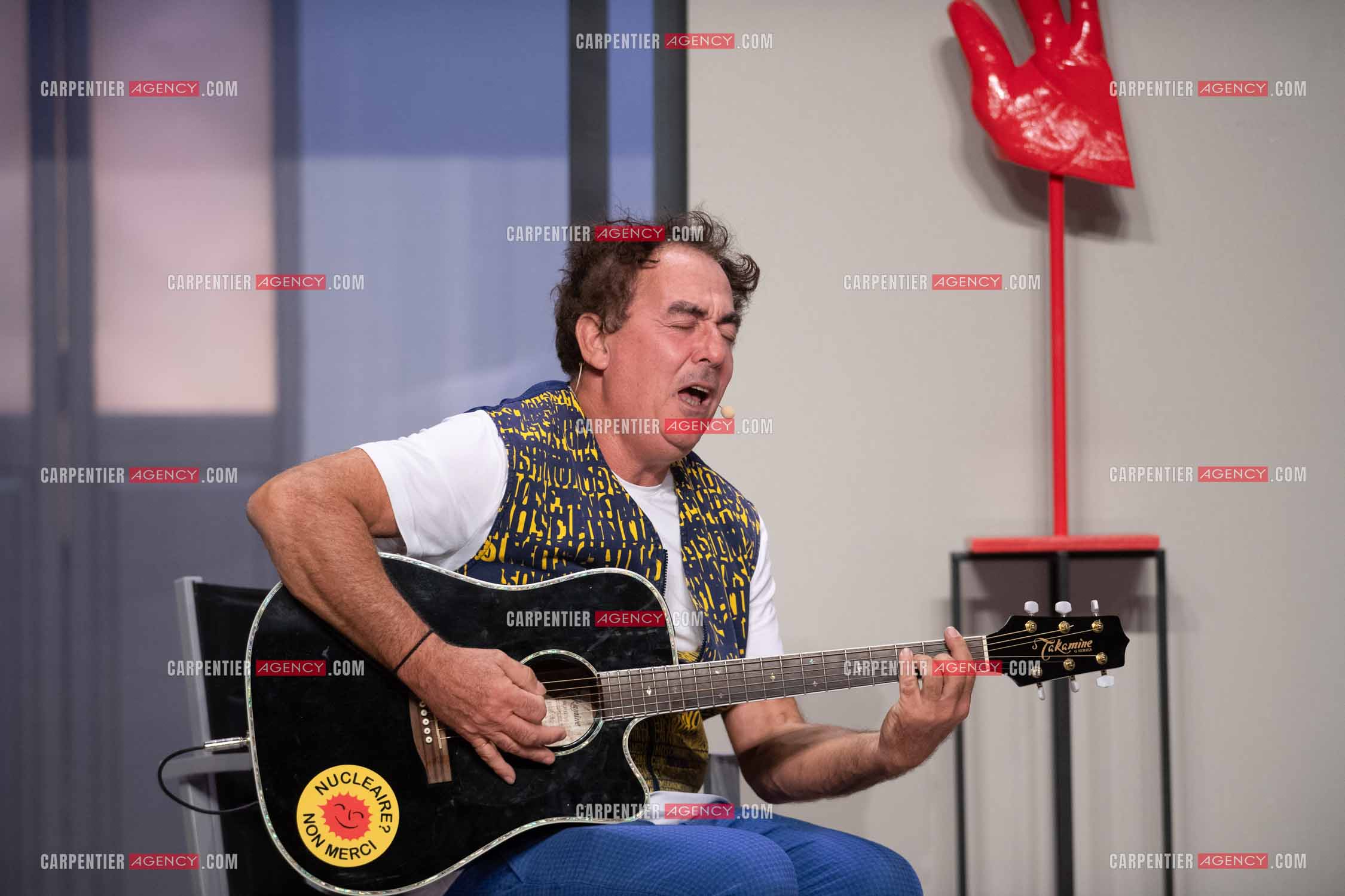 Eric Carrière et Francis Ginibré les deux humoristes Français formant le duo “Les Chevaliers Du Fiel“ au théâtre de Paris à Avignon.    ( Exclusif )