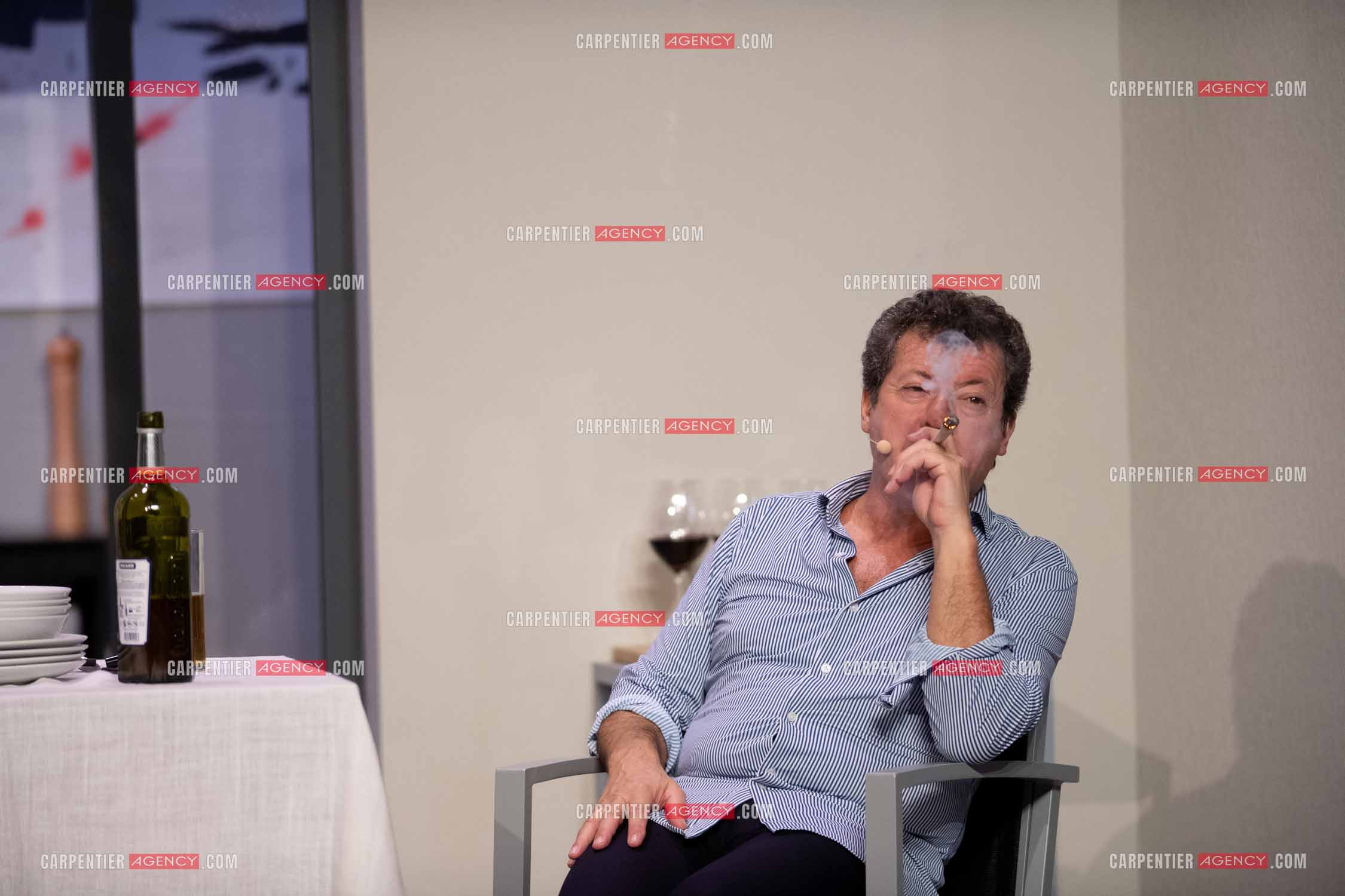 Eric Carrière et Francis Ginibré les deux humoristes Français formant le duo “Les Chevaliers Du Fiel“ au théâtre de Paris à Avignon.    ( Exclusif )